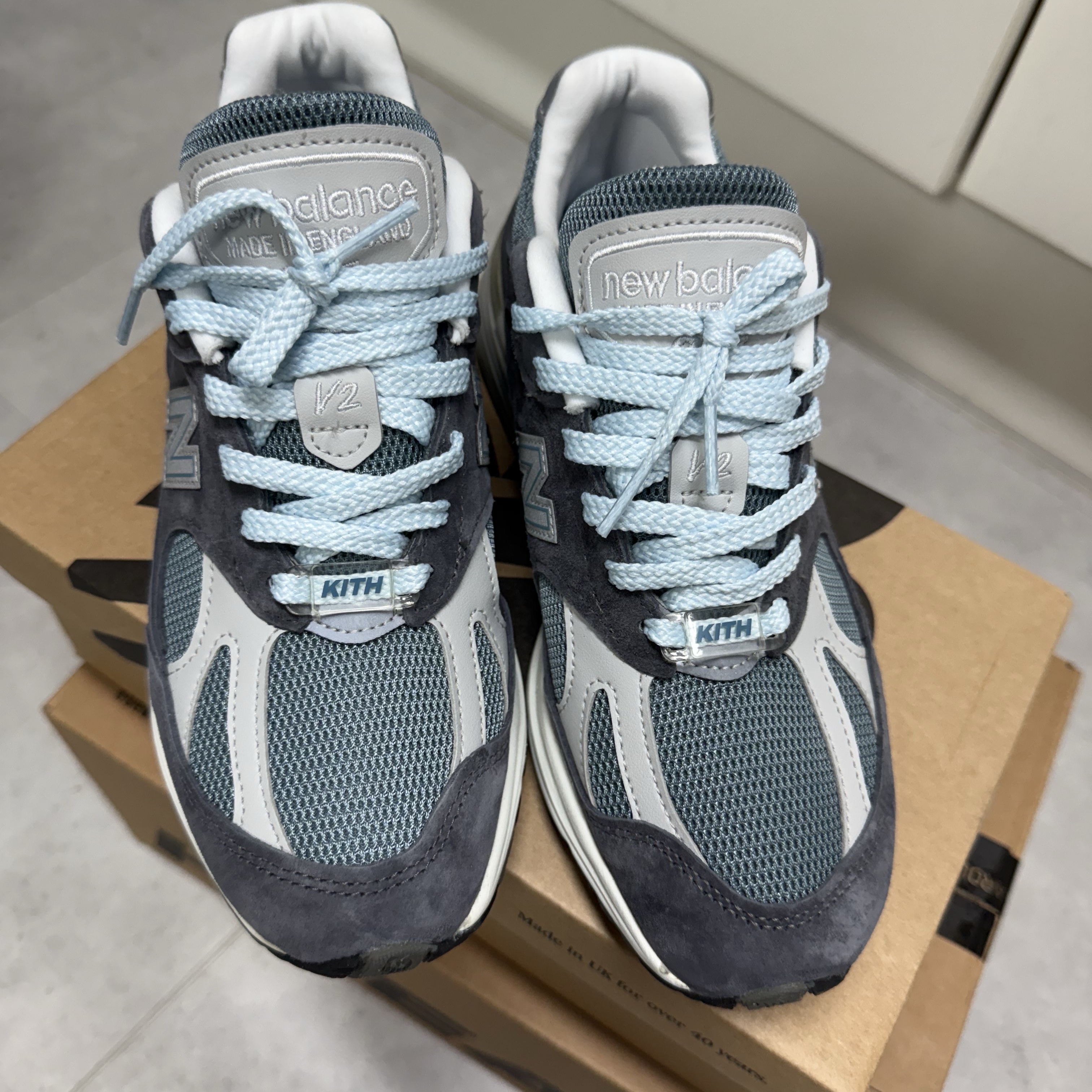 New Balance x Kith 991v2 Made in UK Steel Blue Grey, Stussy Pigment Dyed Classic Gear T-Shirt Natural 착용 스타일 - 4
