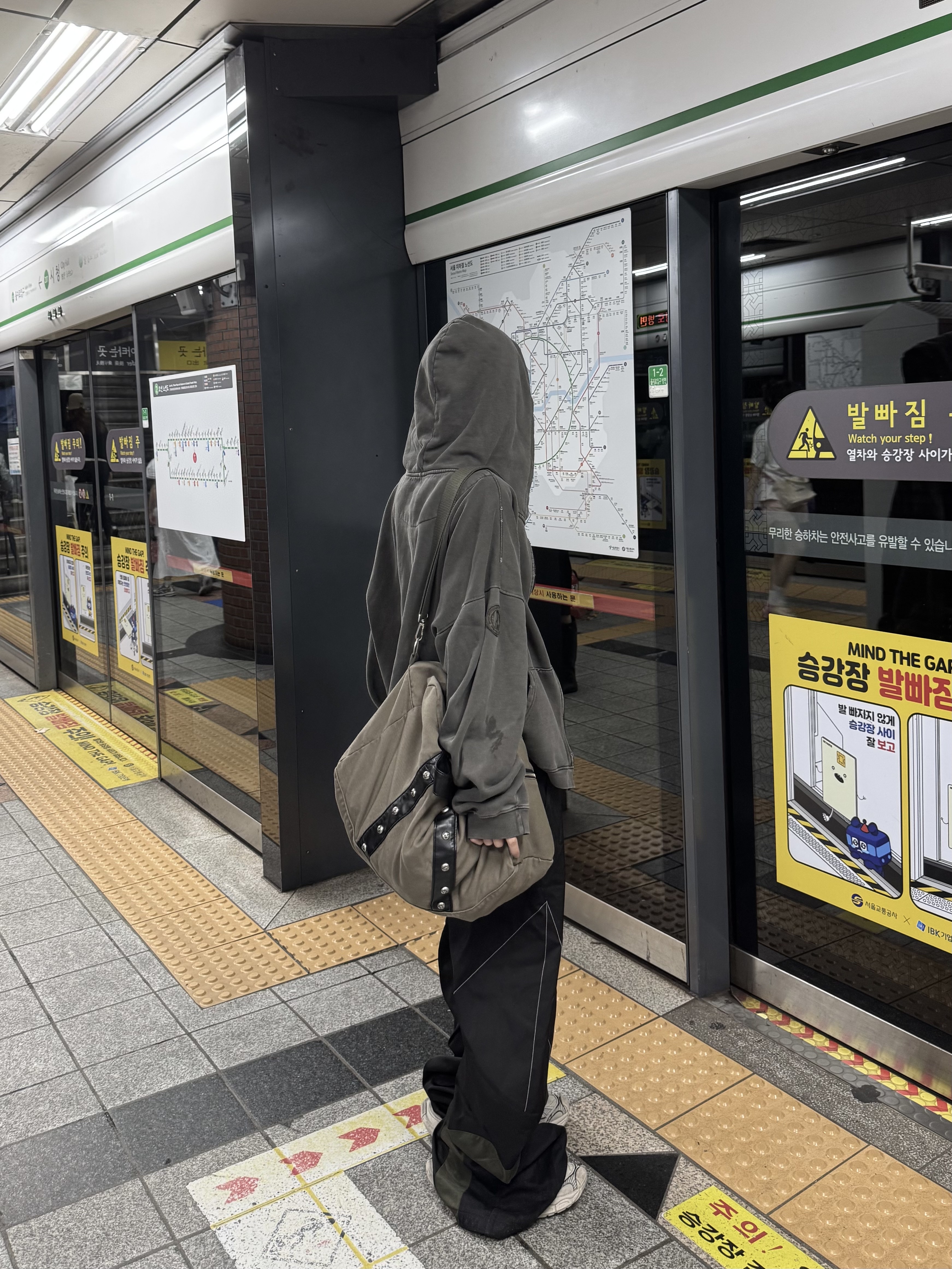 Undermycar Old Dyeing Multi Patched Zipped Hoodie Olive - 24FW, Balenciaga 3XL Sneakers Beige 착용 스타일 - 1