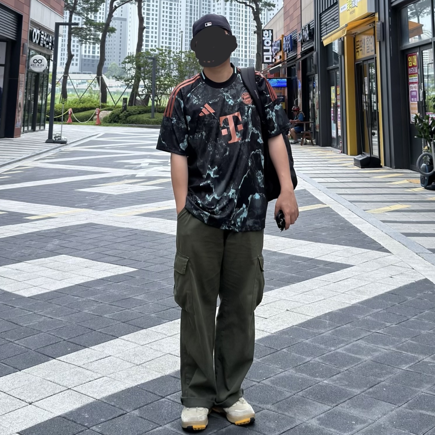 Nike C1TY Desert Khaki Parachute Beige, New Era 59Fifty MLB Authentic New York Yankees Game Navy 착용 스타일