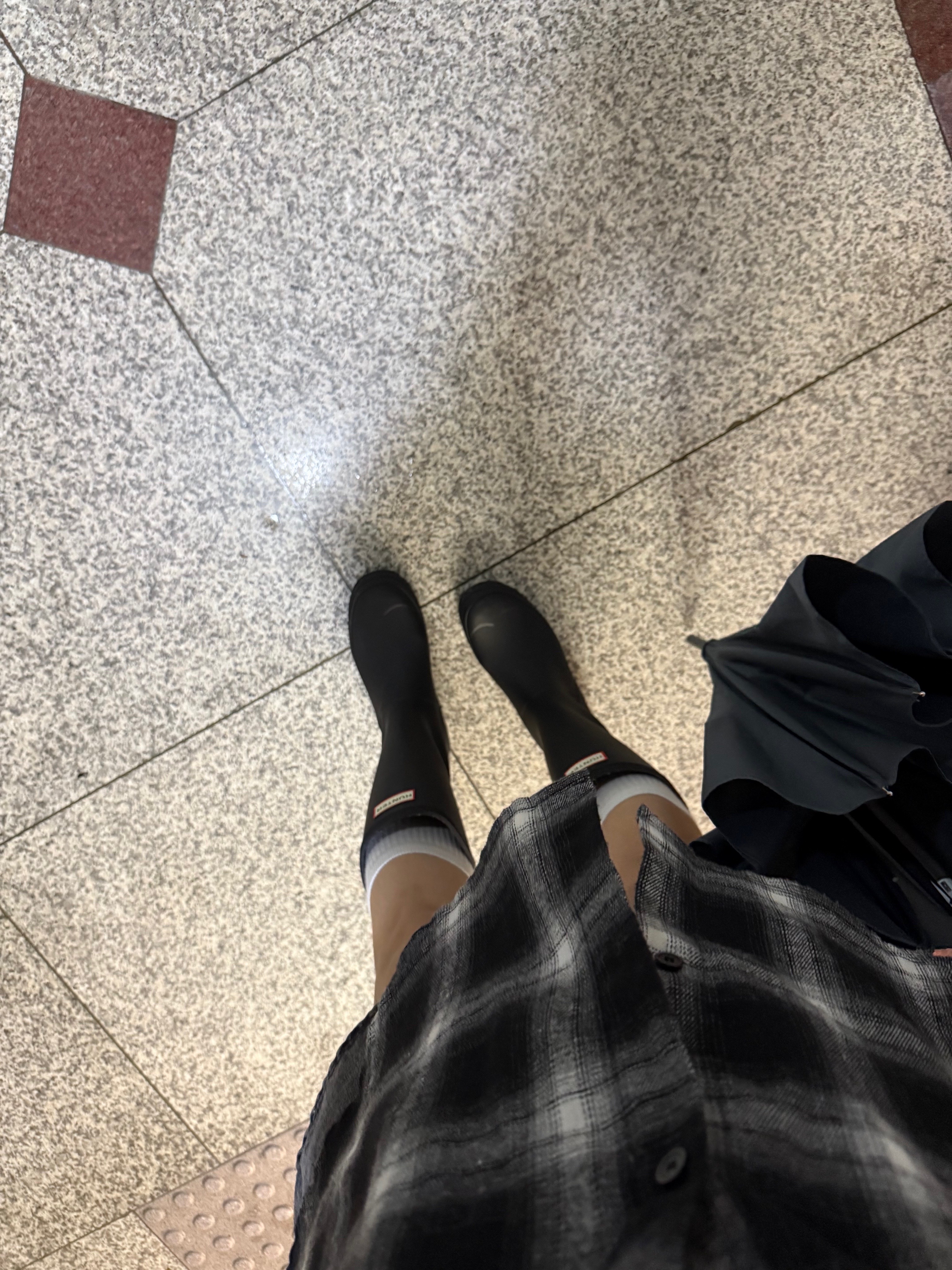 (W) Hunter Play Tall Wellington Rain Boots Black, Jansport Draw Sack Black 착용 스타일 - 2