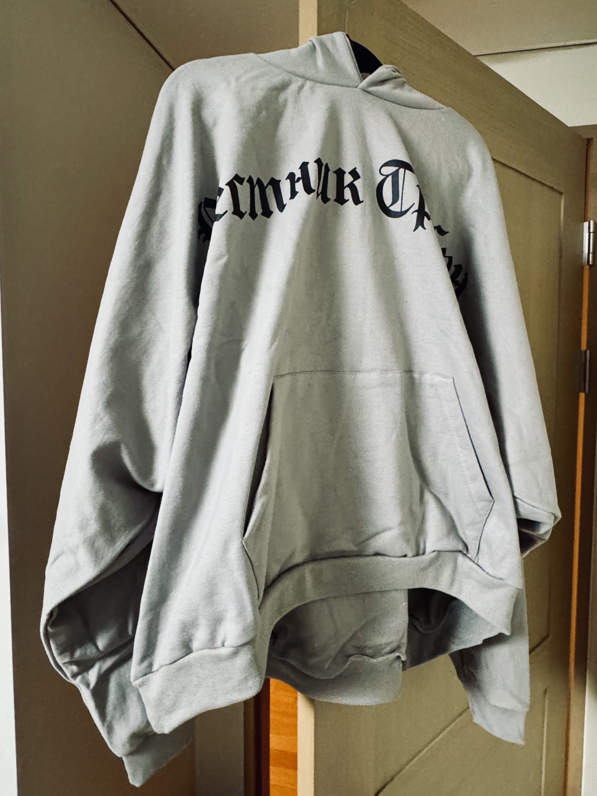 Yeezy x Gosha Rubchinskiy Tribune Herald HD-01 Hoodie Mocha 착용 스타일 - 1