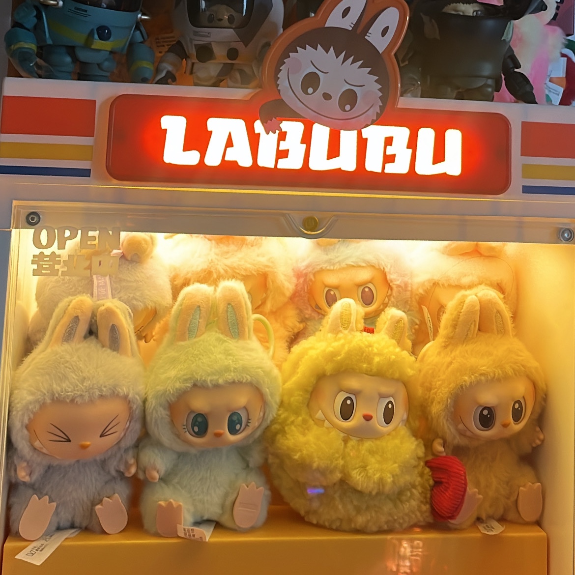 Pop Mart Labubu The Monsters Wacky Mart Series Display Container 착용 스타일