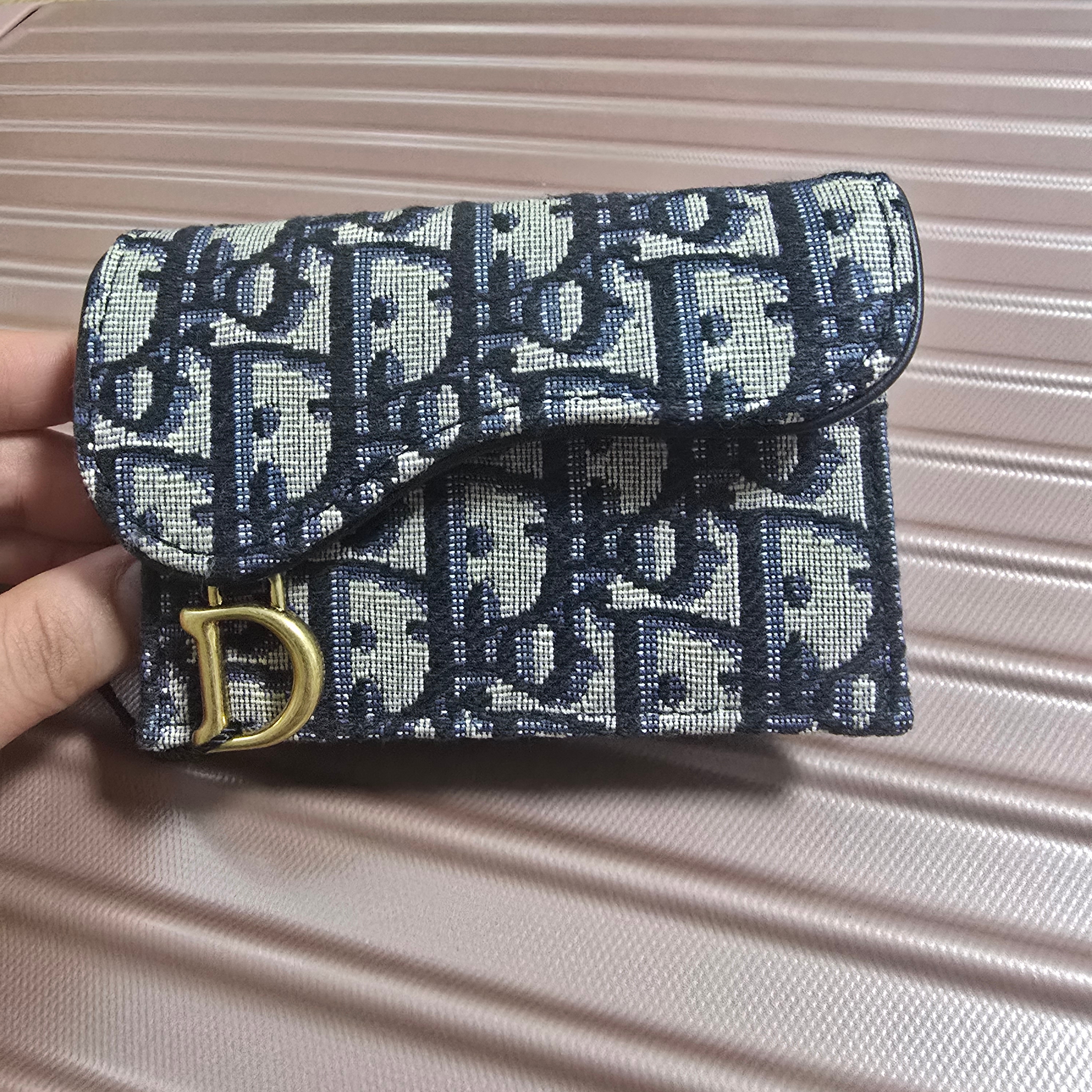Dior Saddle Flap Card Holder Blue Dior Oblique Jacquard 착용 스타일 - 2