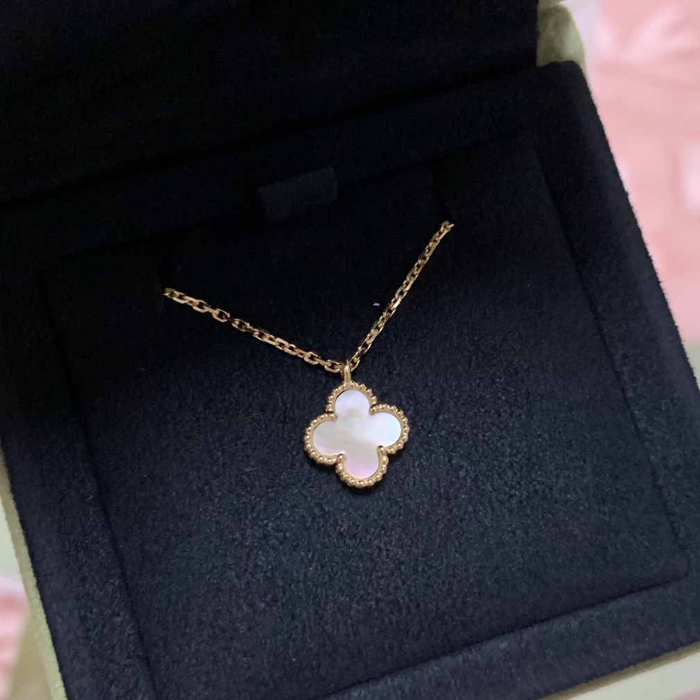 (W) Van Cleef & Arpels Sweet Alhambra Pendant Yellow Gold Mother of Pearl 착용 스타일