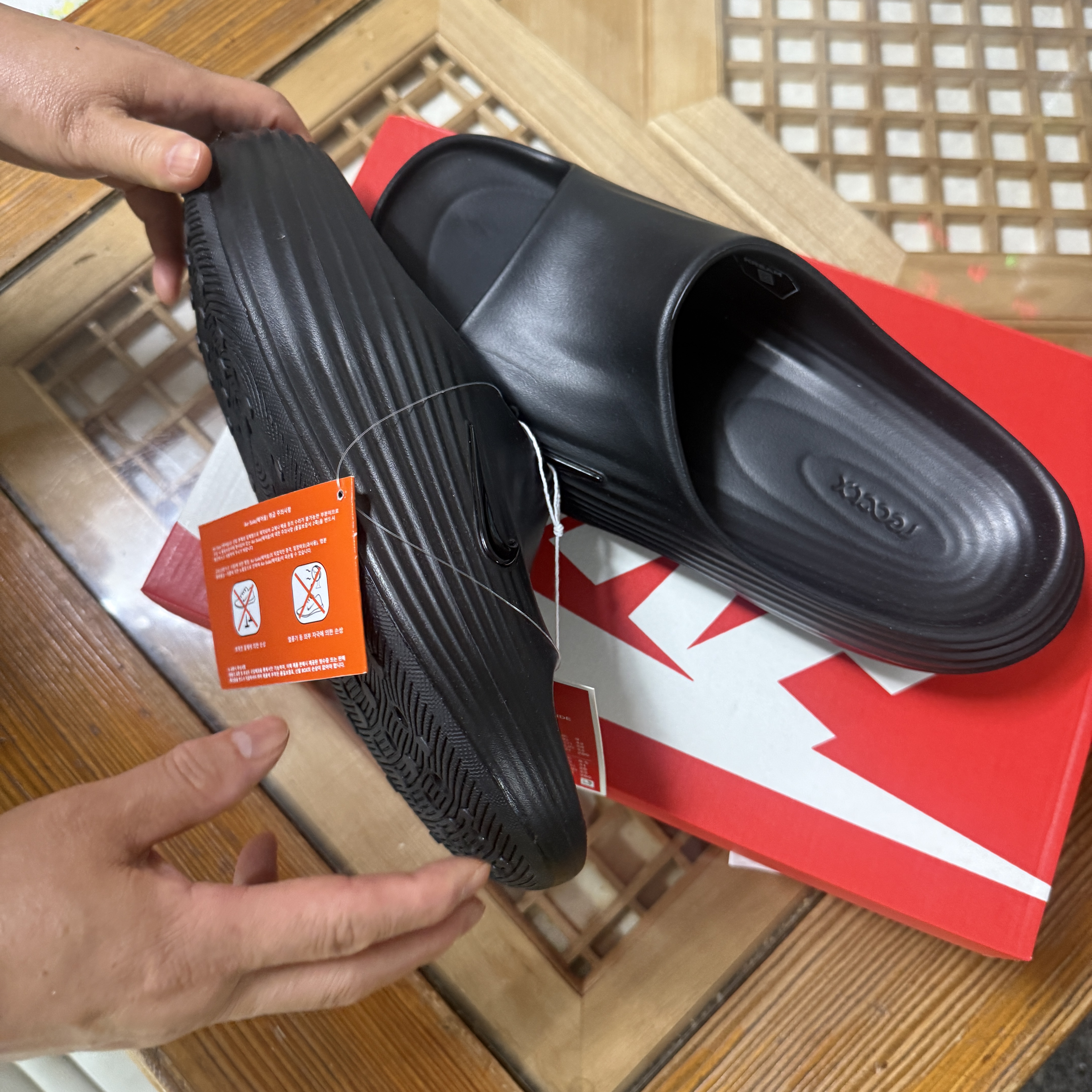 Nike ReactX Rejuven8 Slide Black 착용 스타일