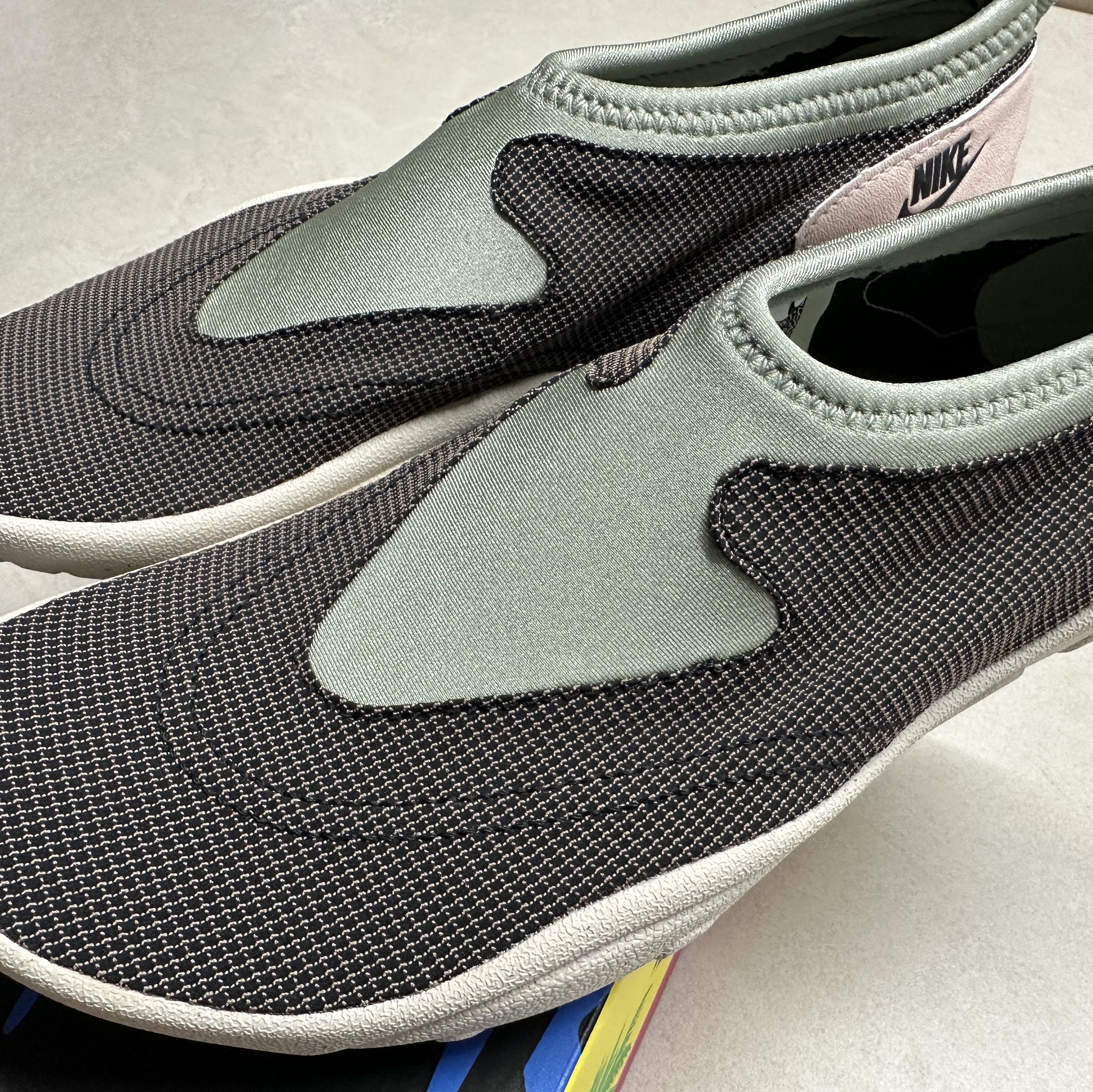 Nike Aqua Turf Black and Off Noir 착용 스타일 - 2