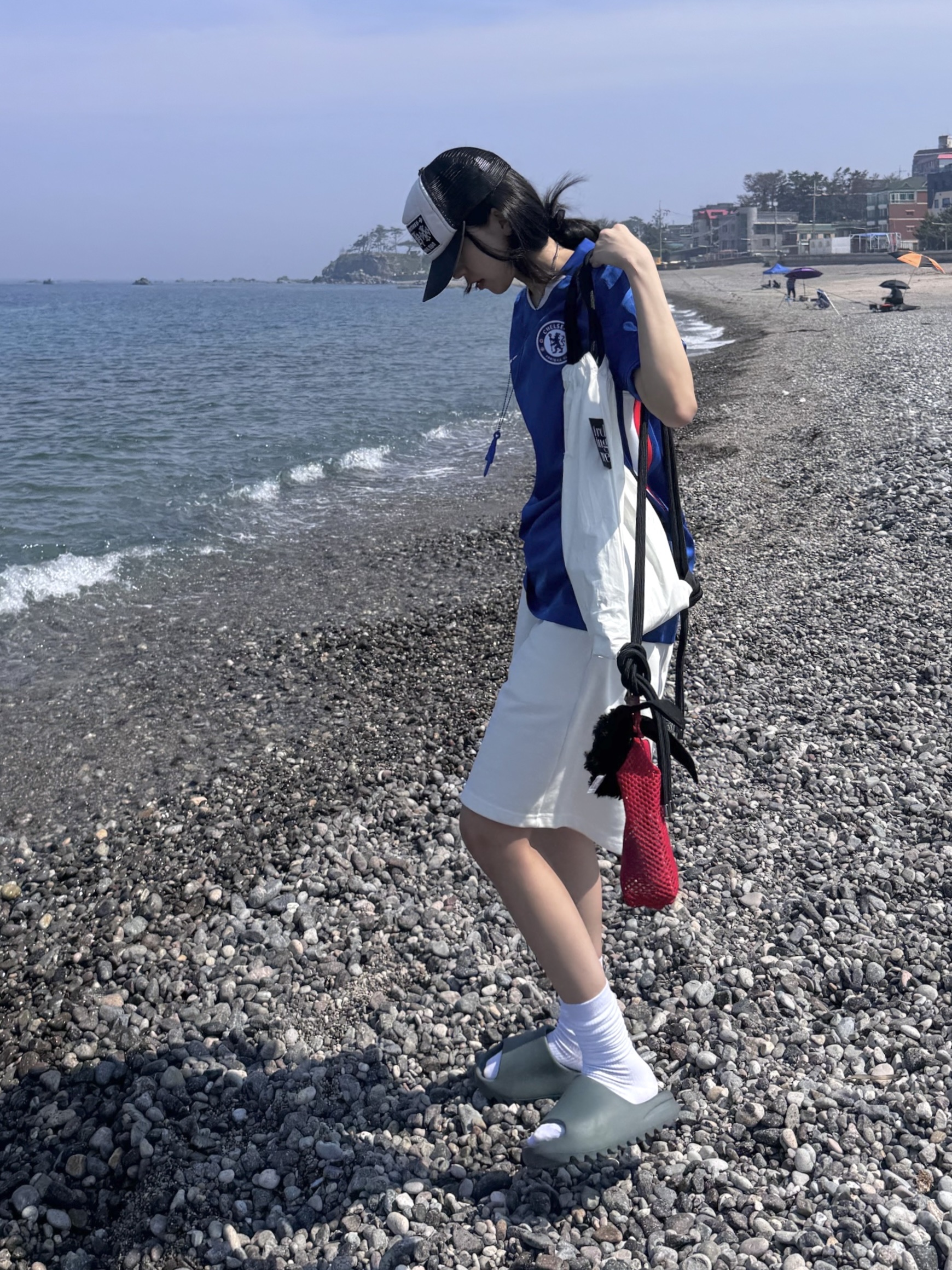 Adidas Yeezy Slide Slate Marine, Supreme Mesh Mini Pouch Red - 25SS 착용 스타일