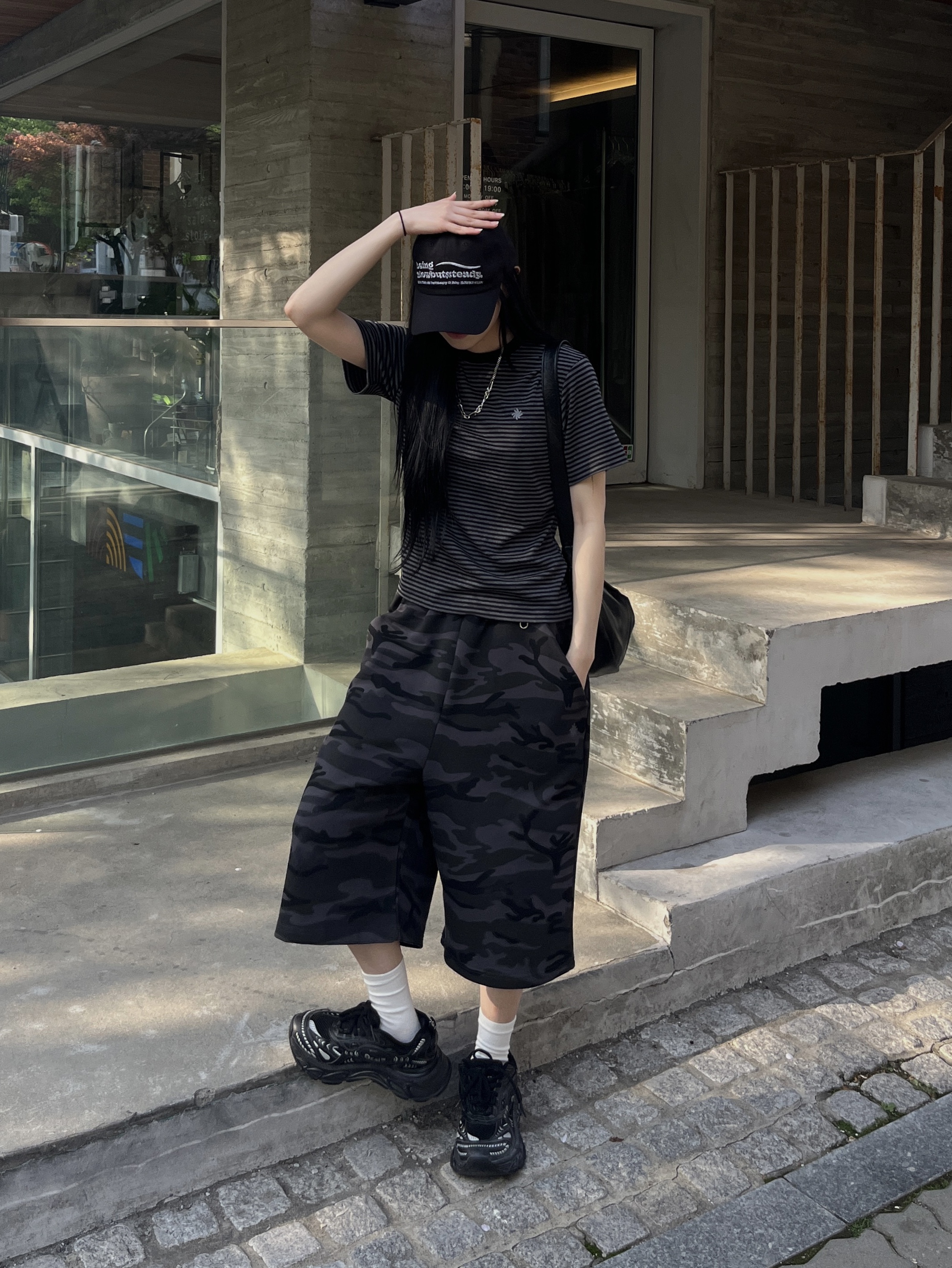 SLOW RECORD HOUSE Stripe Short Sleeve Black 착용 스타일 - 3