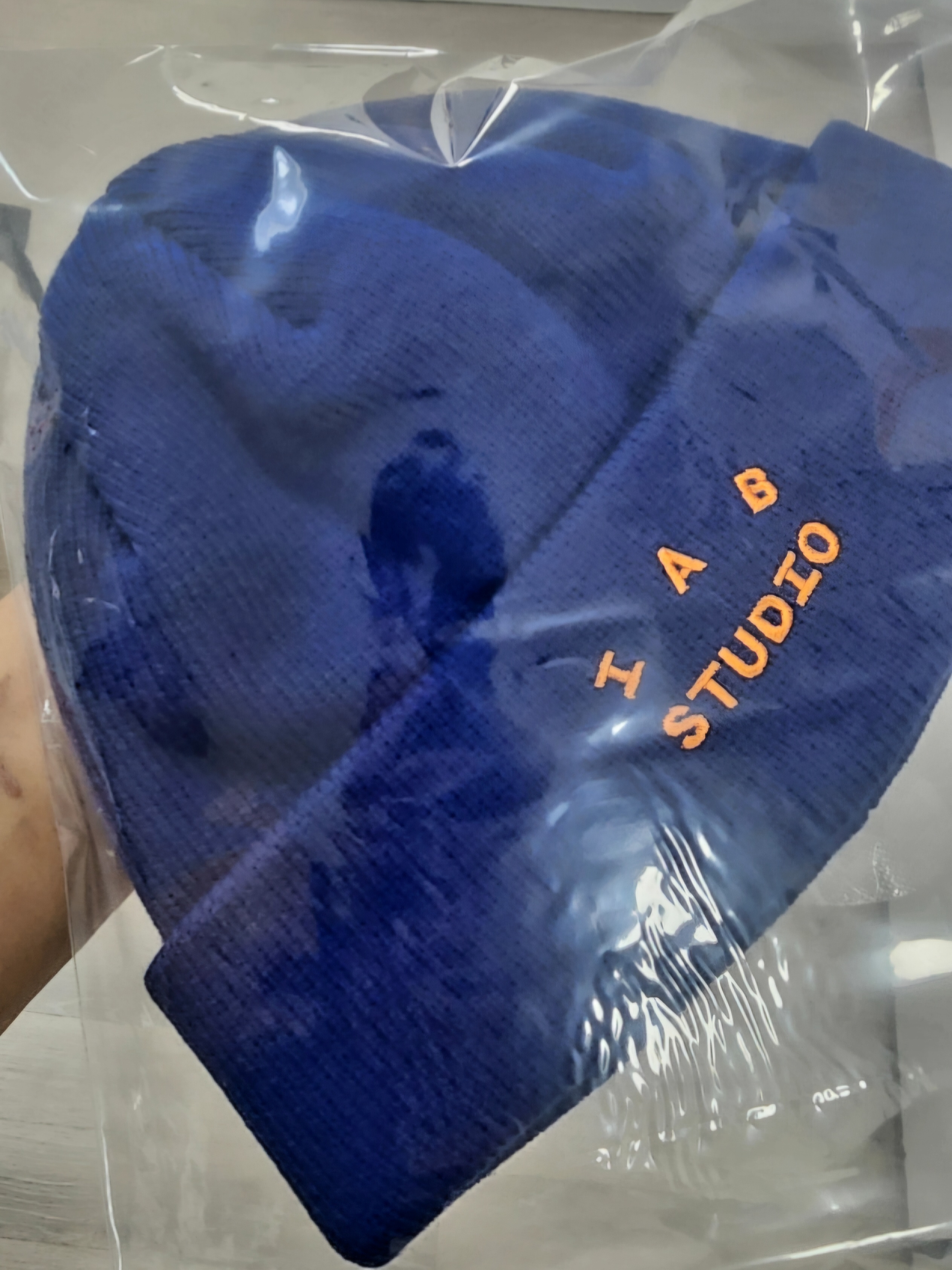 IAB Studio Beanie Blueberry Orange 착용 스타일