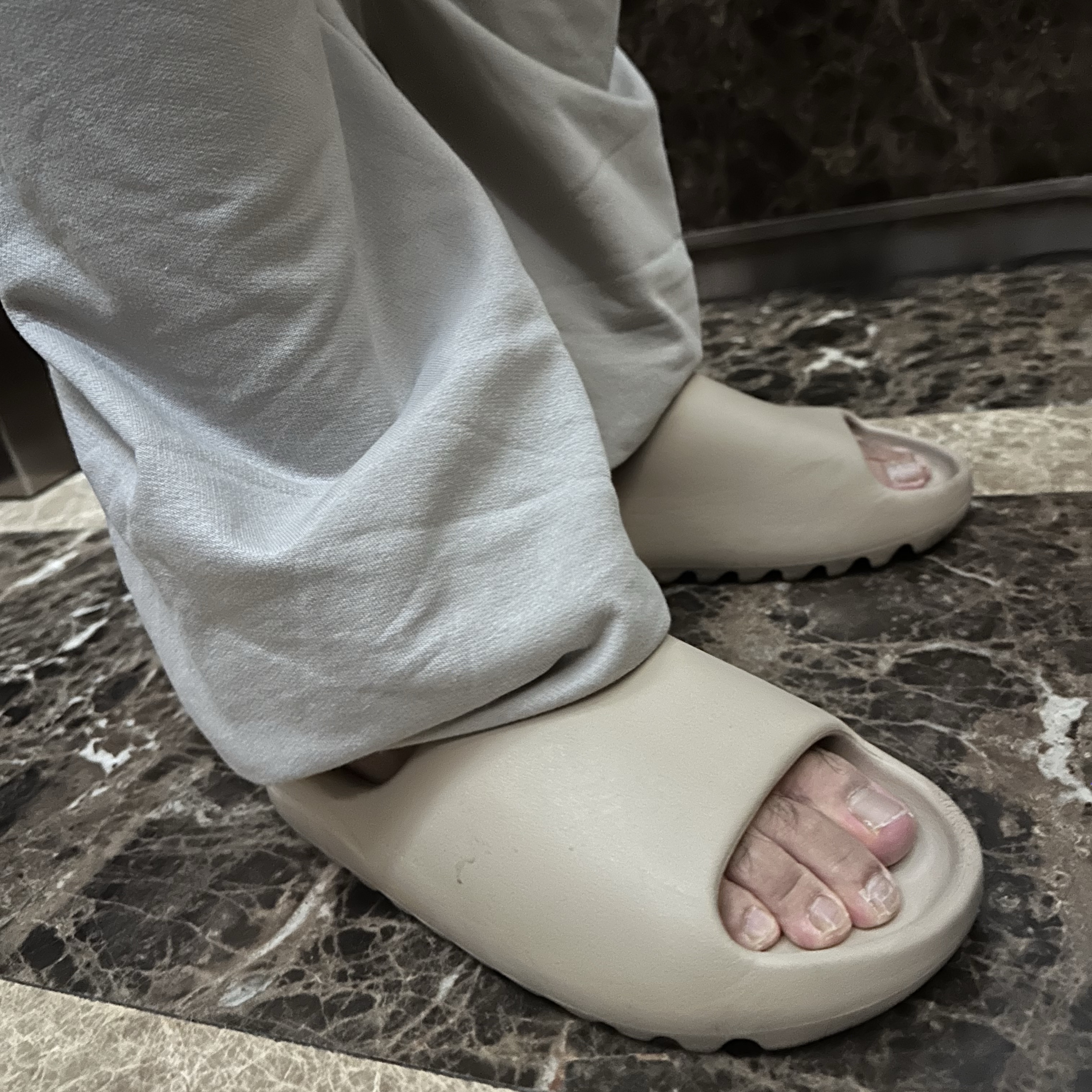 Adidas Yeezy Slide Pure 착용 스타일 - 2
