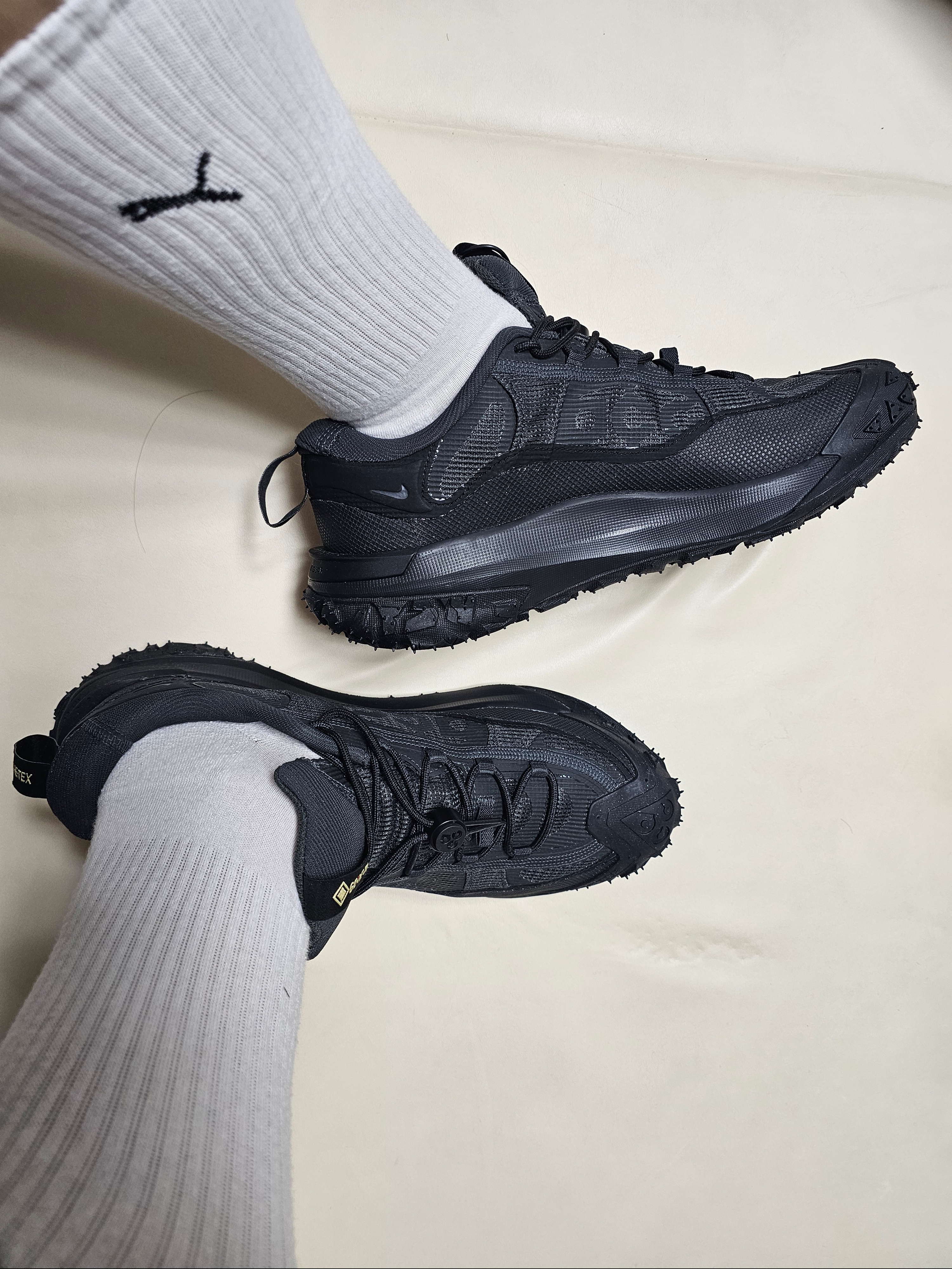 Nike ACG Mountain Fly 2 Low Gore-Tex Black and Dark Smoke Grey 착용 스타일