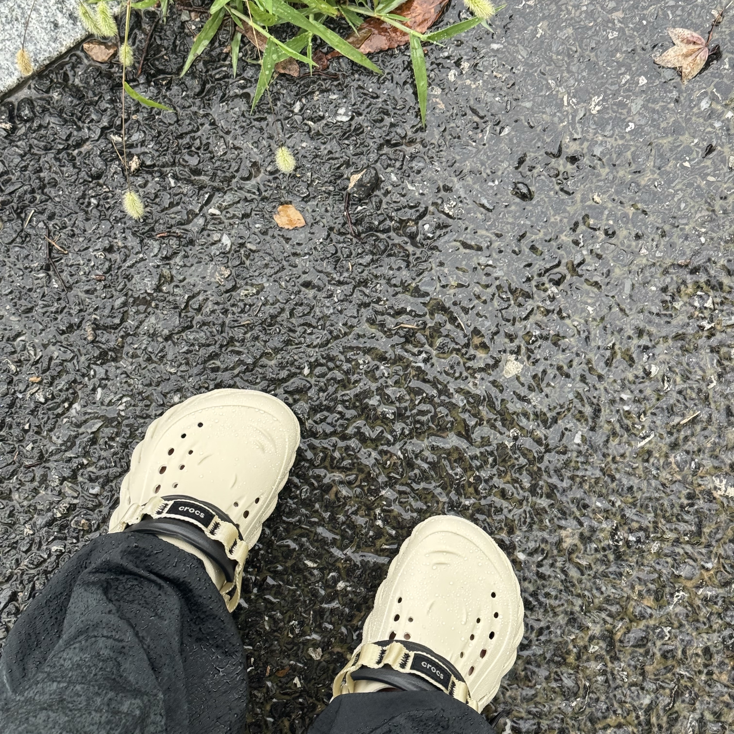 Crocs Echo Clog Bone Black 착용 스타일