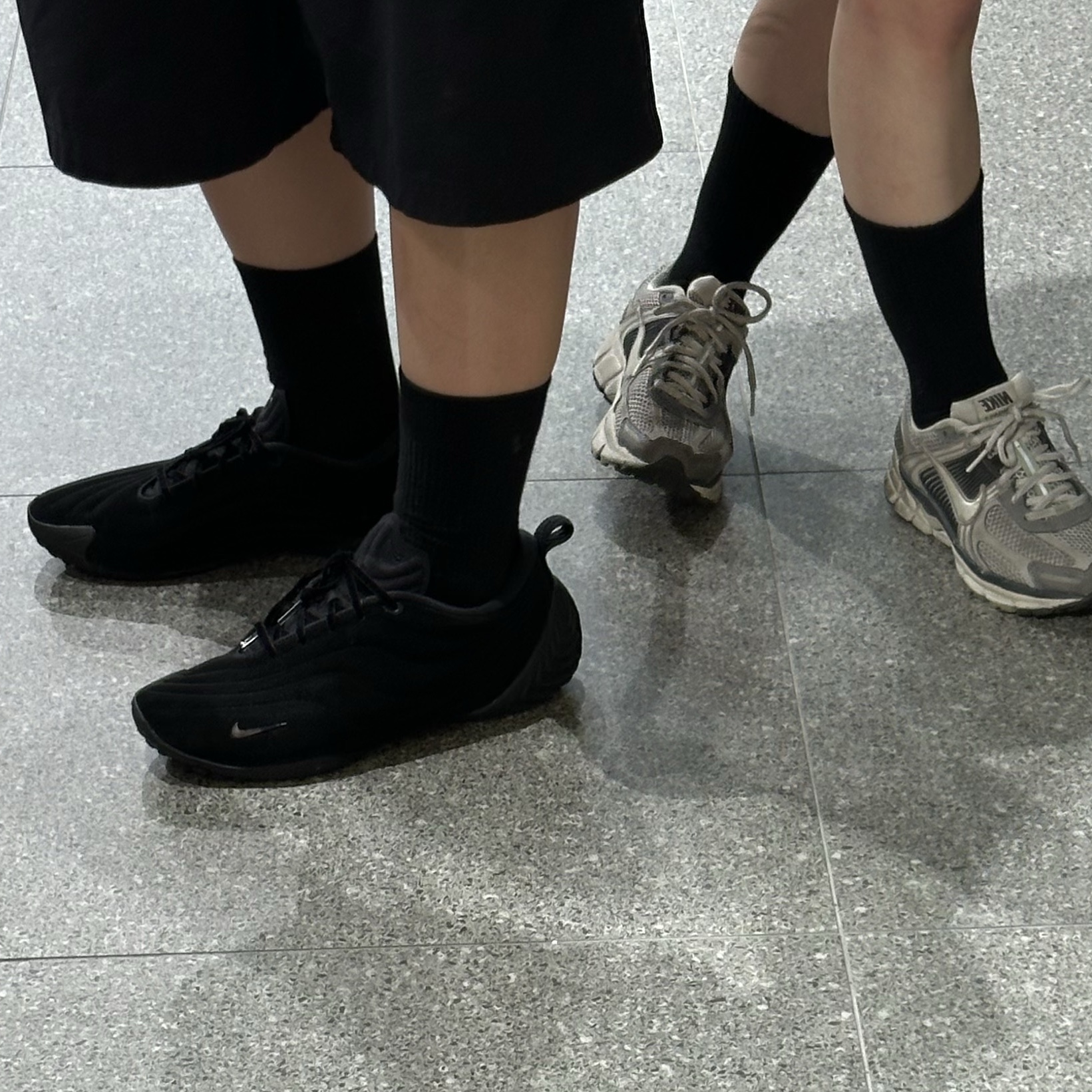 (W) Nike Astra Ultra Triple Black 착용 스타일 - 1