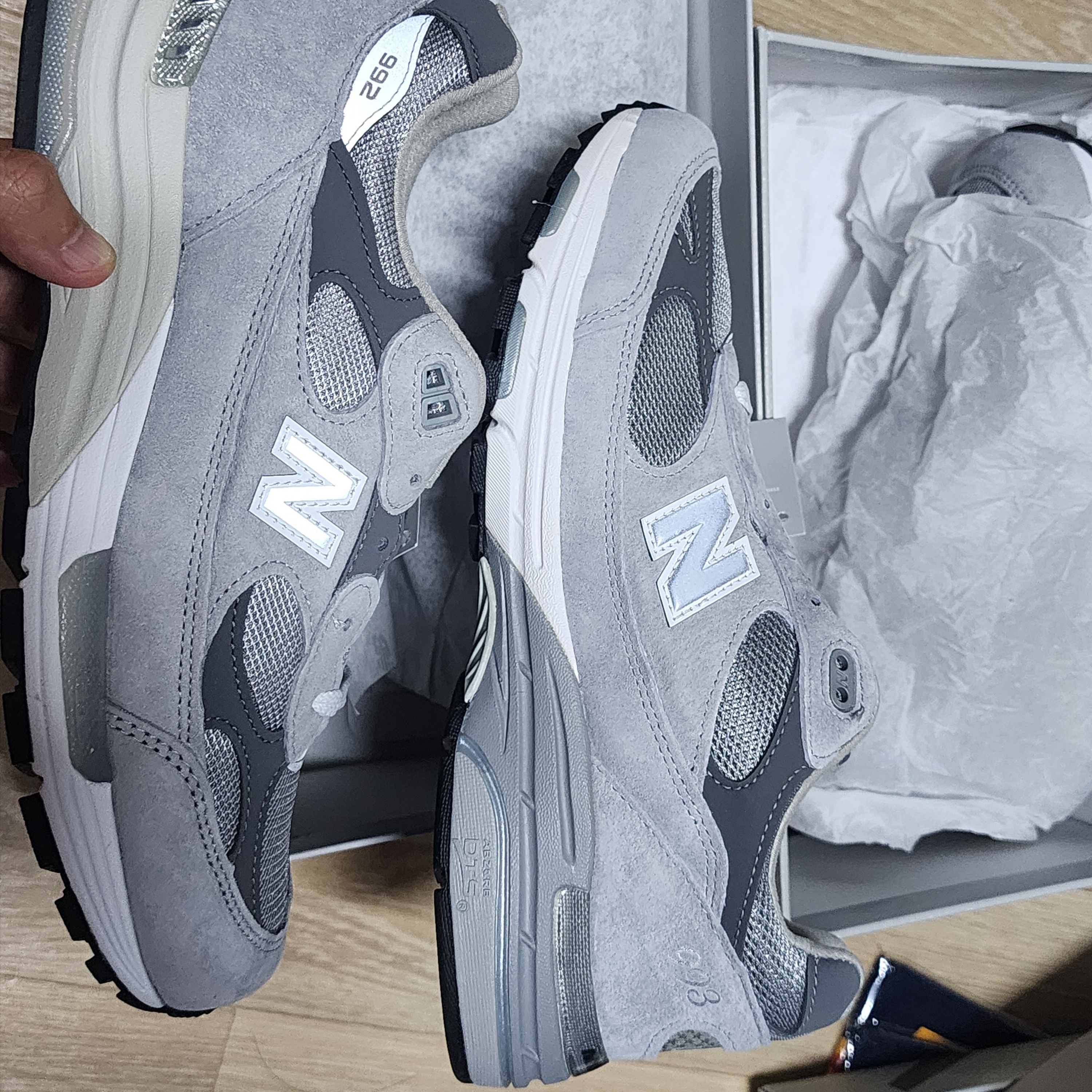 New Balance 993 Made in USA Grey - D Standard, New Balance 992 Made in USA Core Grey Silver Metallic 착용 스타일 - 7