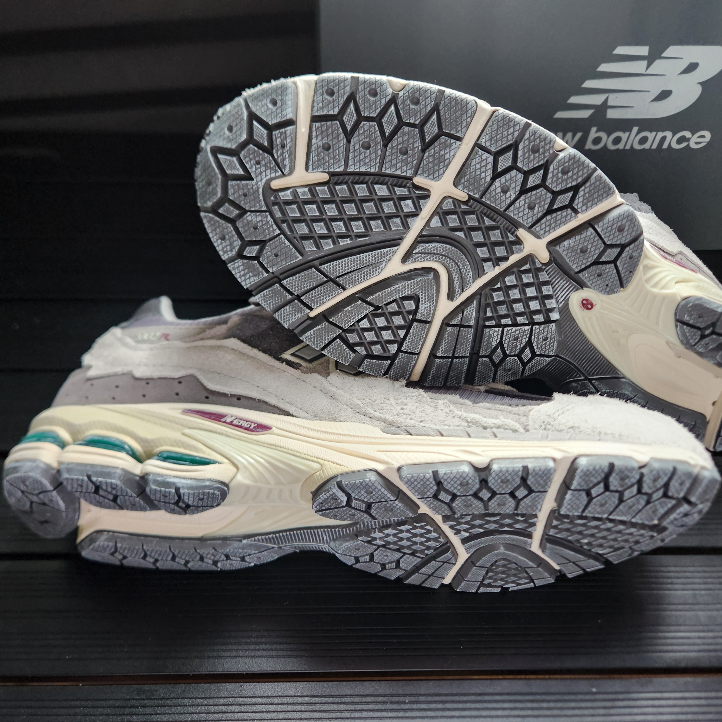 New Balance 2002R Protection Pack Rain Cloud 착용 스타일 - 6