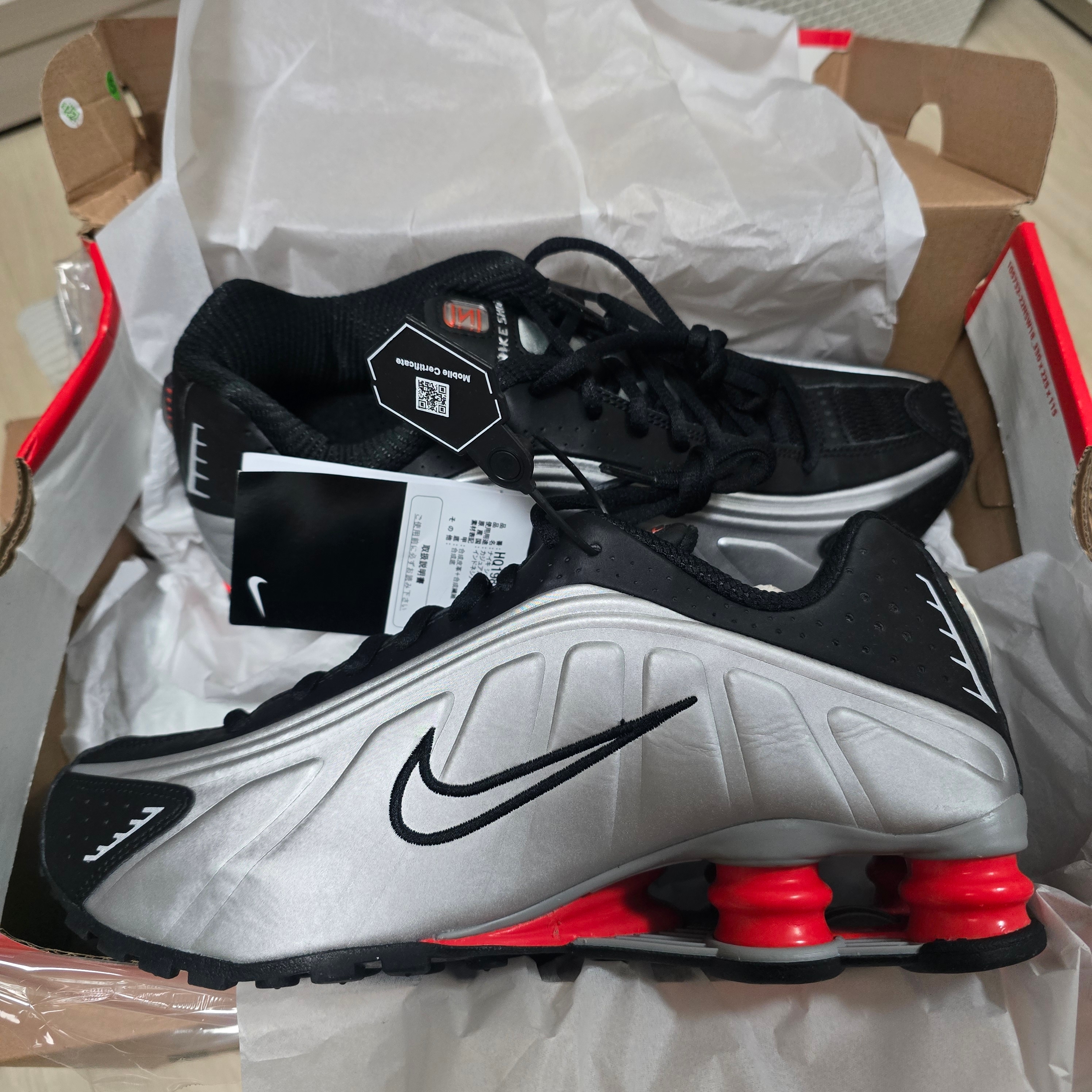 Nike Shox R4 Metallic Silver Red 착용 스타일 - 3