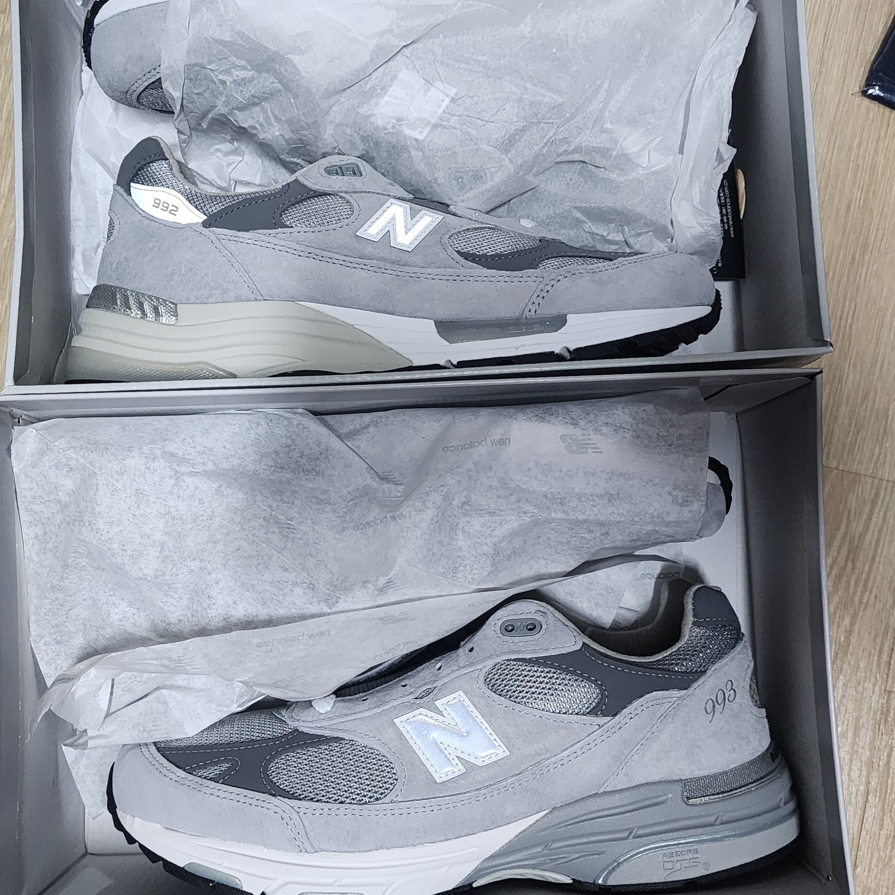 New Balance 993 Made in USA Grey - D Standard, New Balance 992 Made in USA Core Grey Silver Metallic 착용 스타일 - 3