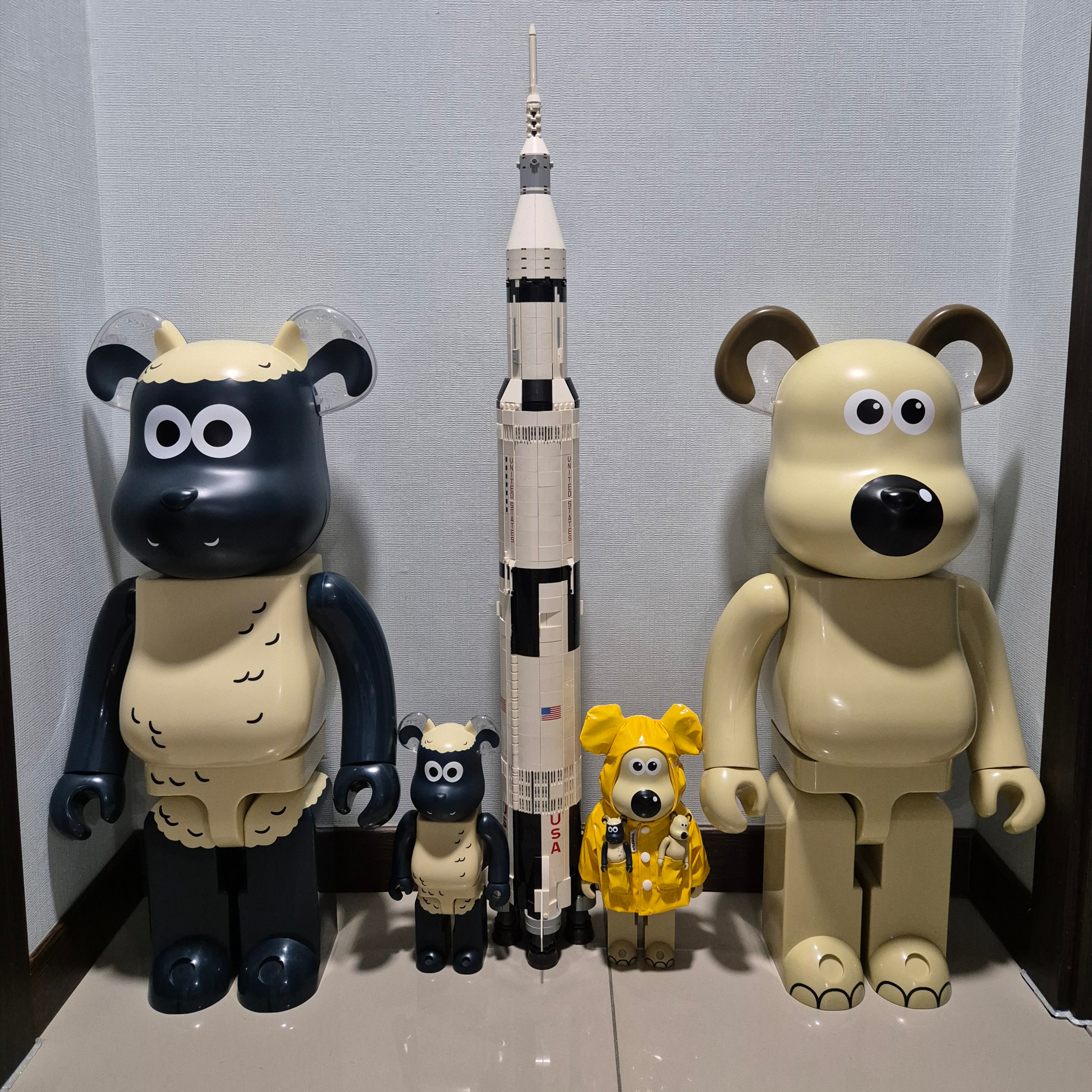 Bearbrick Wallace & Gromit Gromit 1000%, Bearbrick Shaun The Sheep 100% & 400% Set 착용 스타일