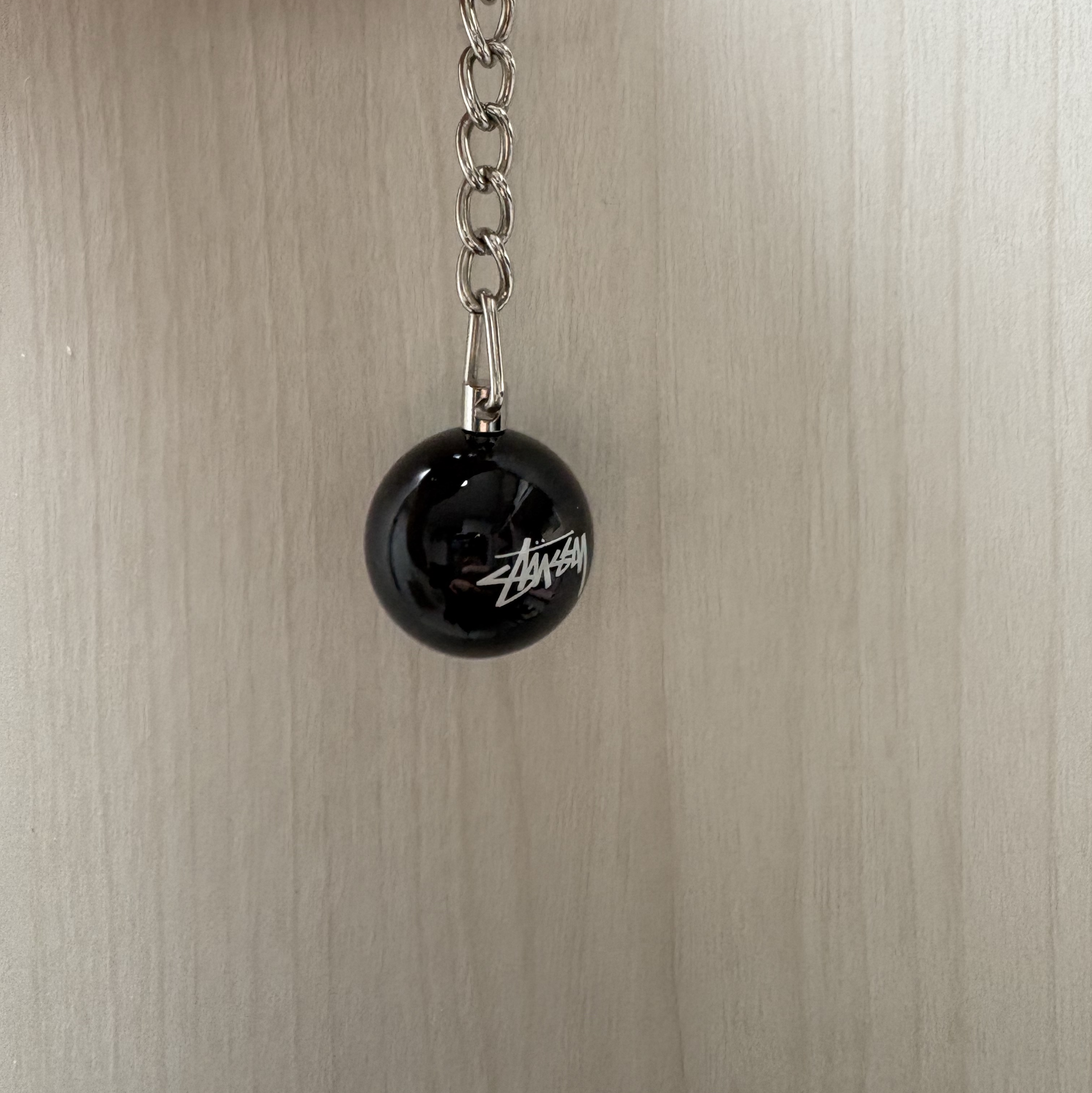 Stussy 8 Ball Keychain Black 착용 스타일 - 2