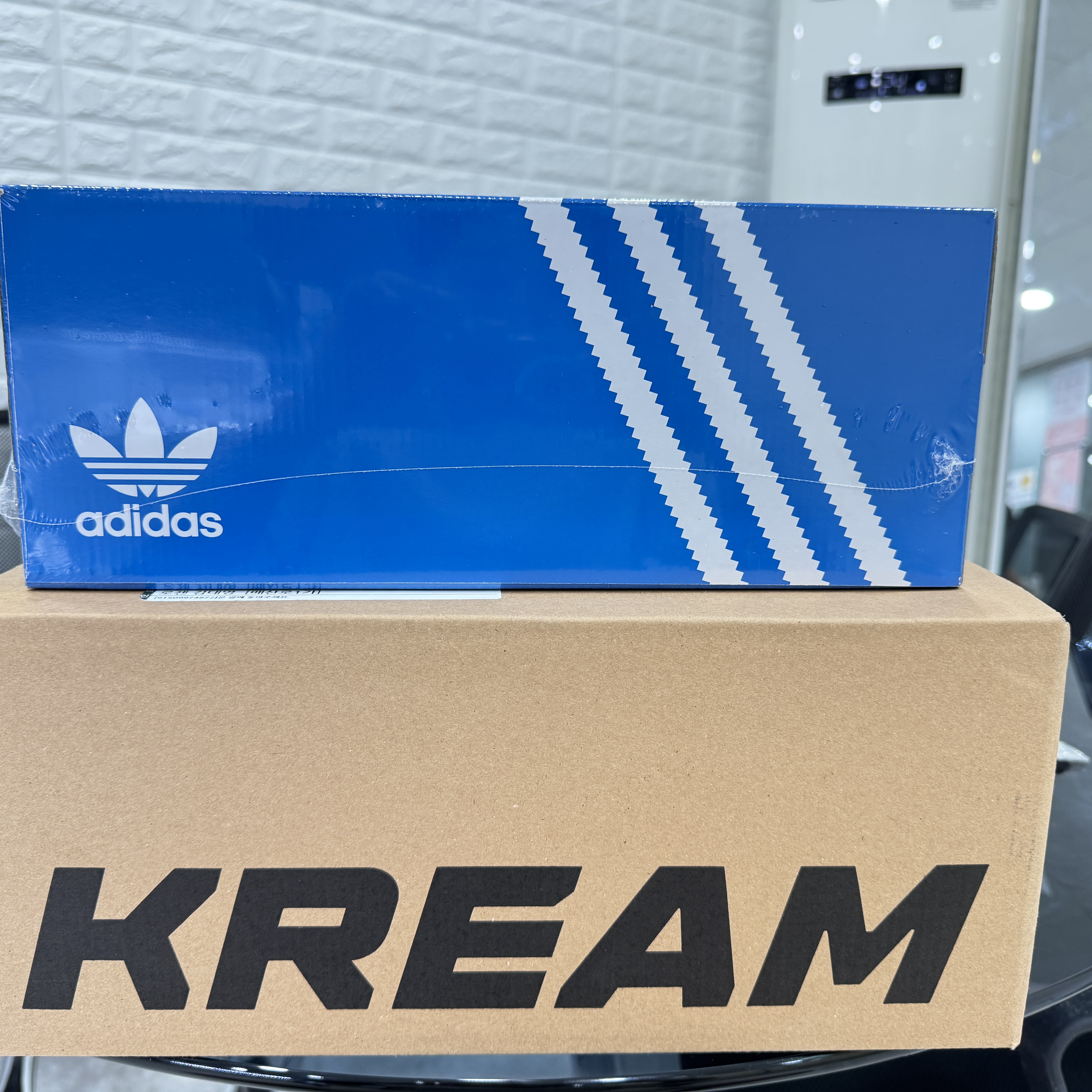 Adidas Adilette 22 Clear Grey 착용 스타일 - 2