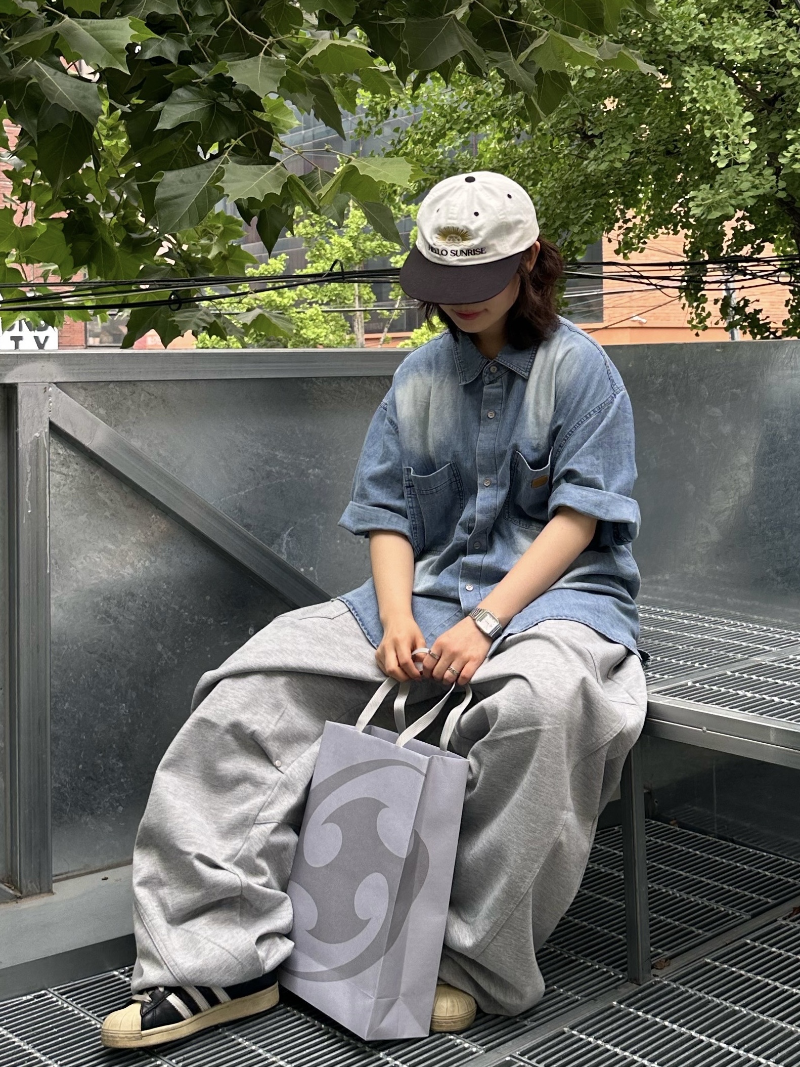 Hello Sunrise  Two Tone Washed OG Logo 6panel Cap Off White & Black, Adidas Superstar Premium Black White 착용 스타일 - 2