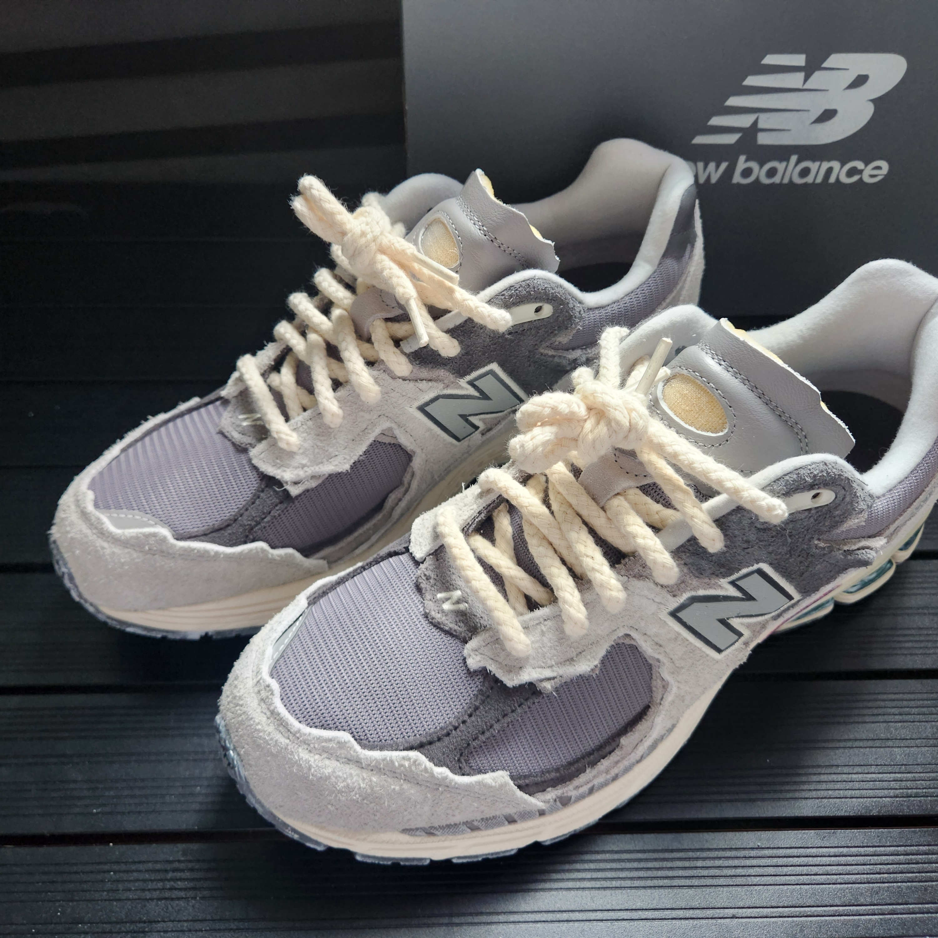 New Balance 2002R Protection Pack Rain Cloud 착용 스타일 - 1