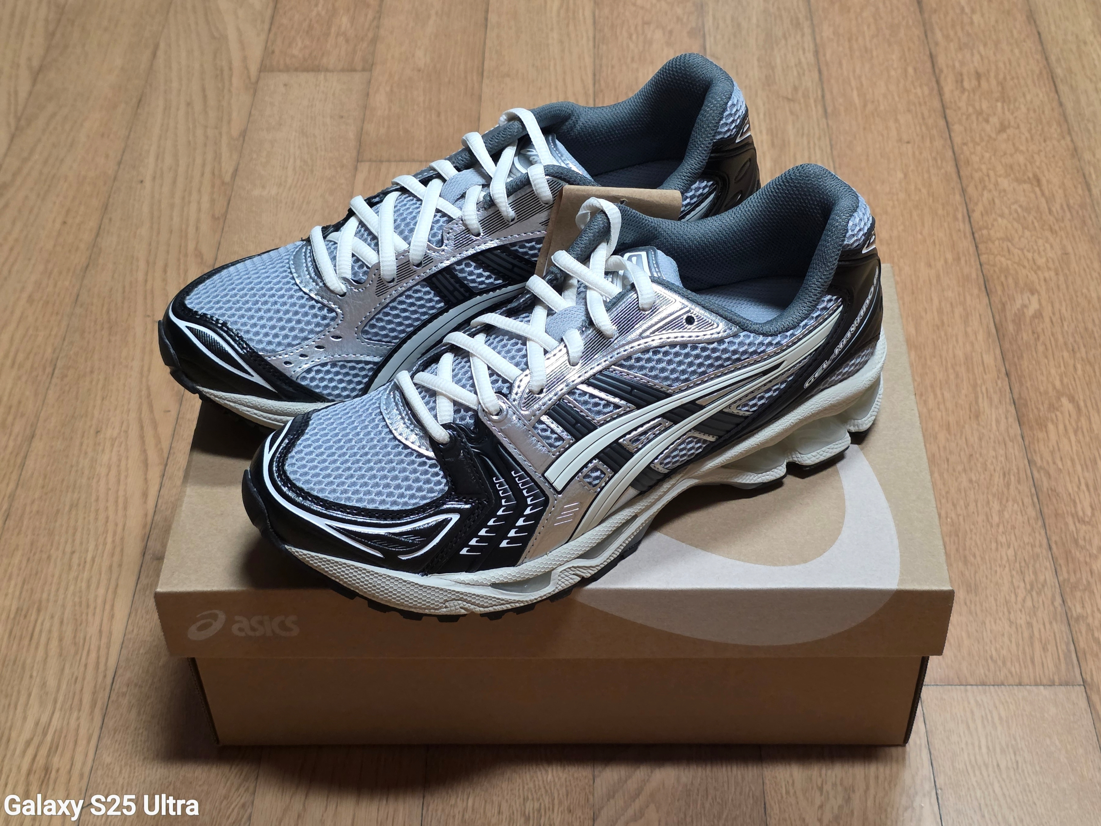Asics Gel-Kayano 14 Black Glacier Grey 착용 스타일 - 3