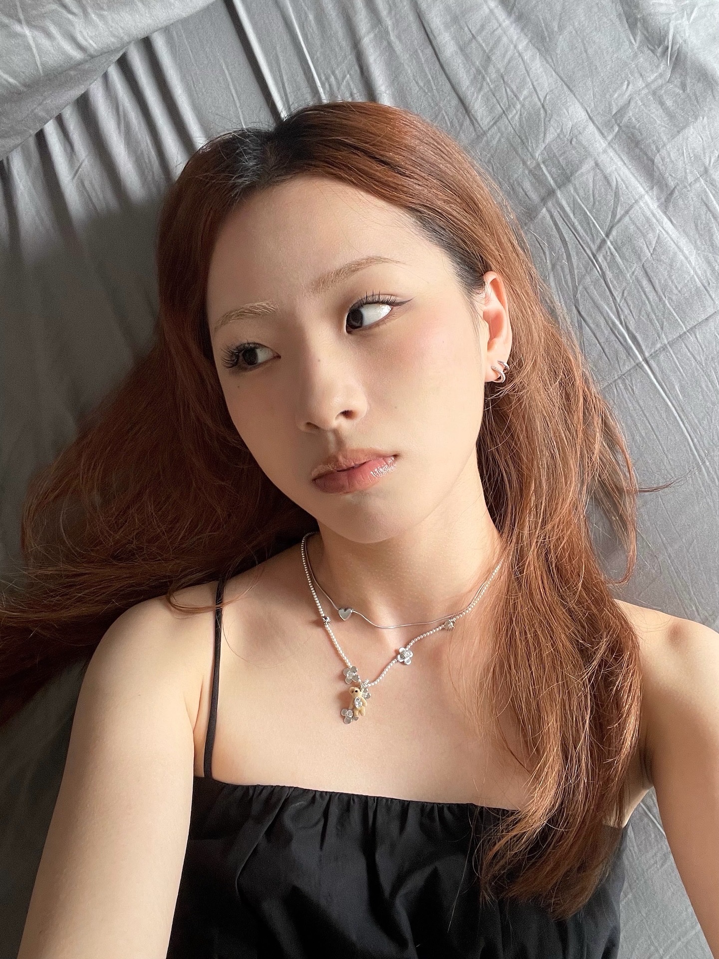 Yvmin Mini Bear Flower Necklace Light Brown - 25FW 착용 스타일
