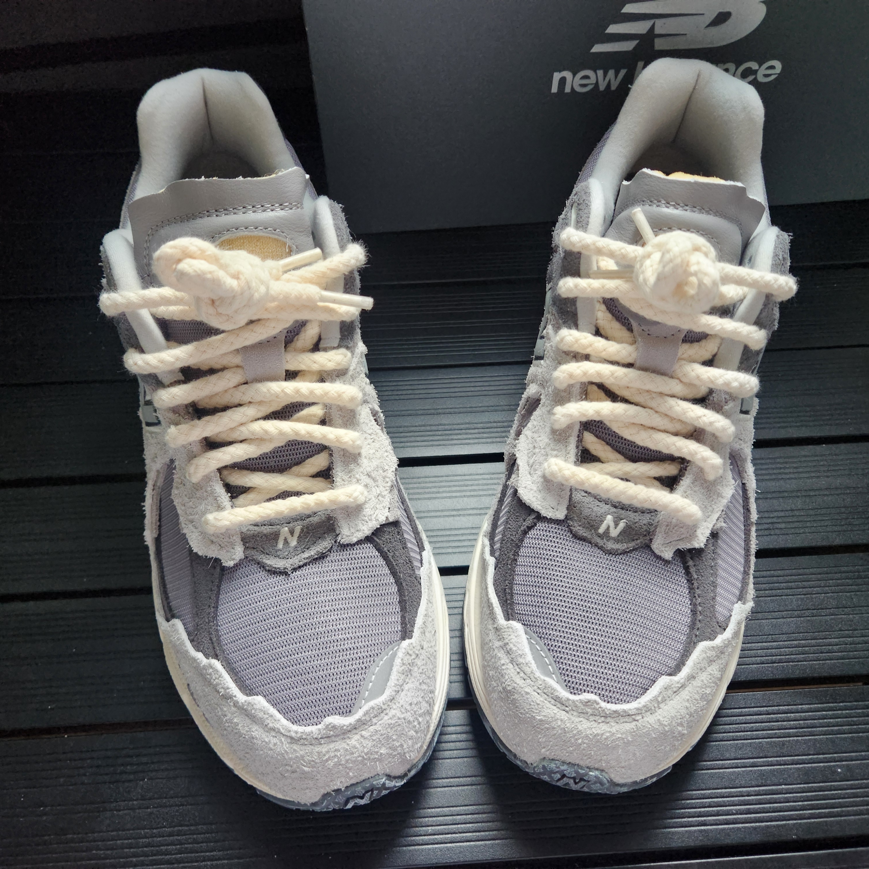 New Balance 2002R Protection Pack Rain Cloud 착용 스타일 - 3