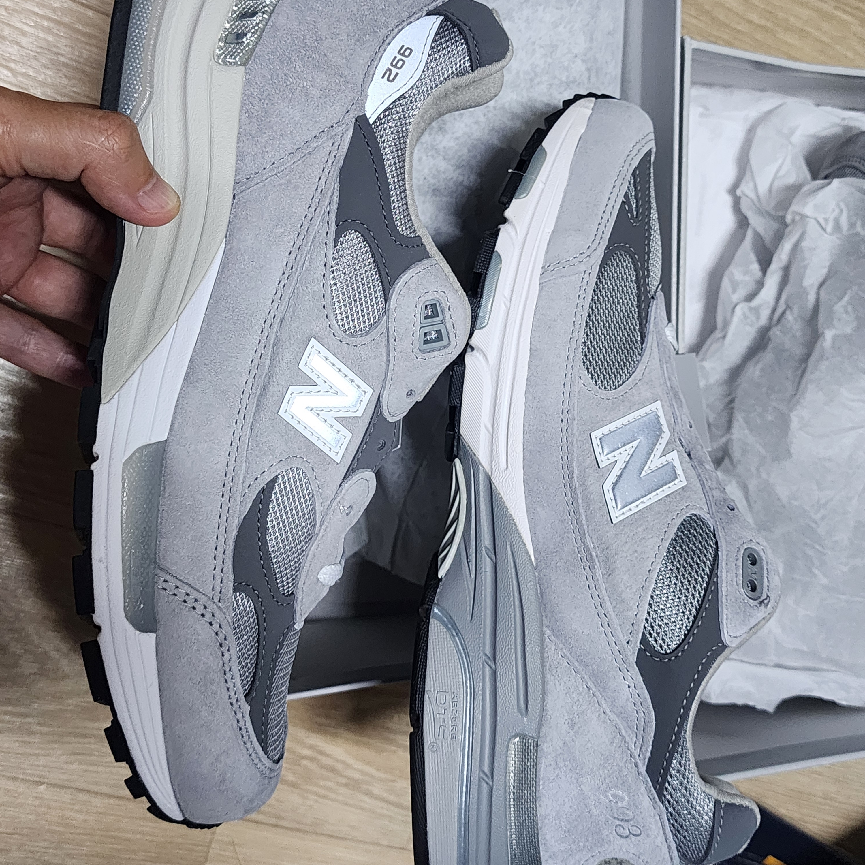 New Balance 993 Made in USA Grey - D Standard, New Balance 992 Made in USA Core Grey Silver Metallic 착용 스타일 - 6