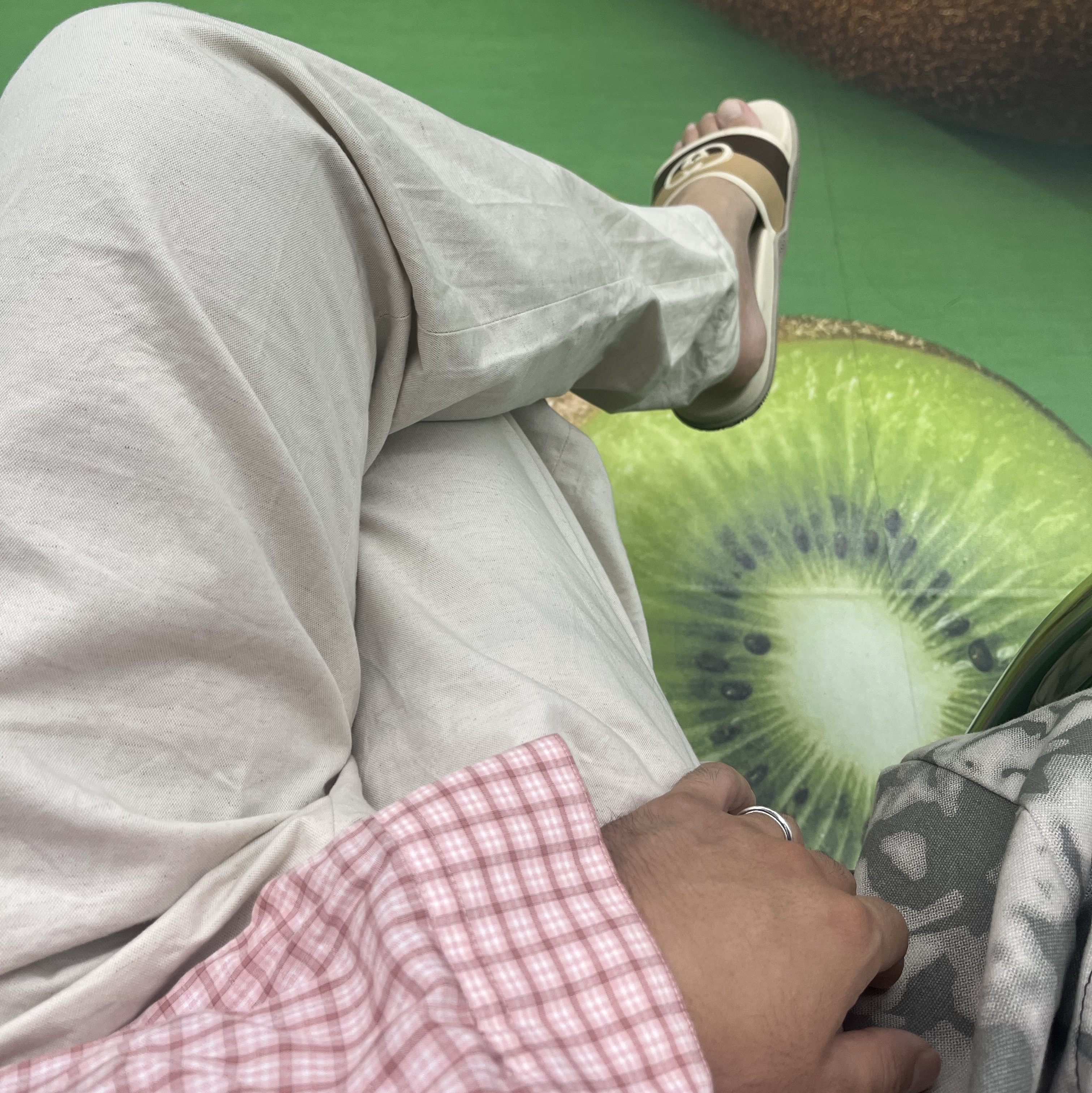 Alo Yoga Iconic Shopper Tote Bag Grey Tiedye 착용 스타일