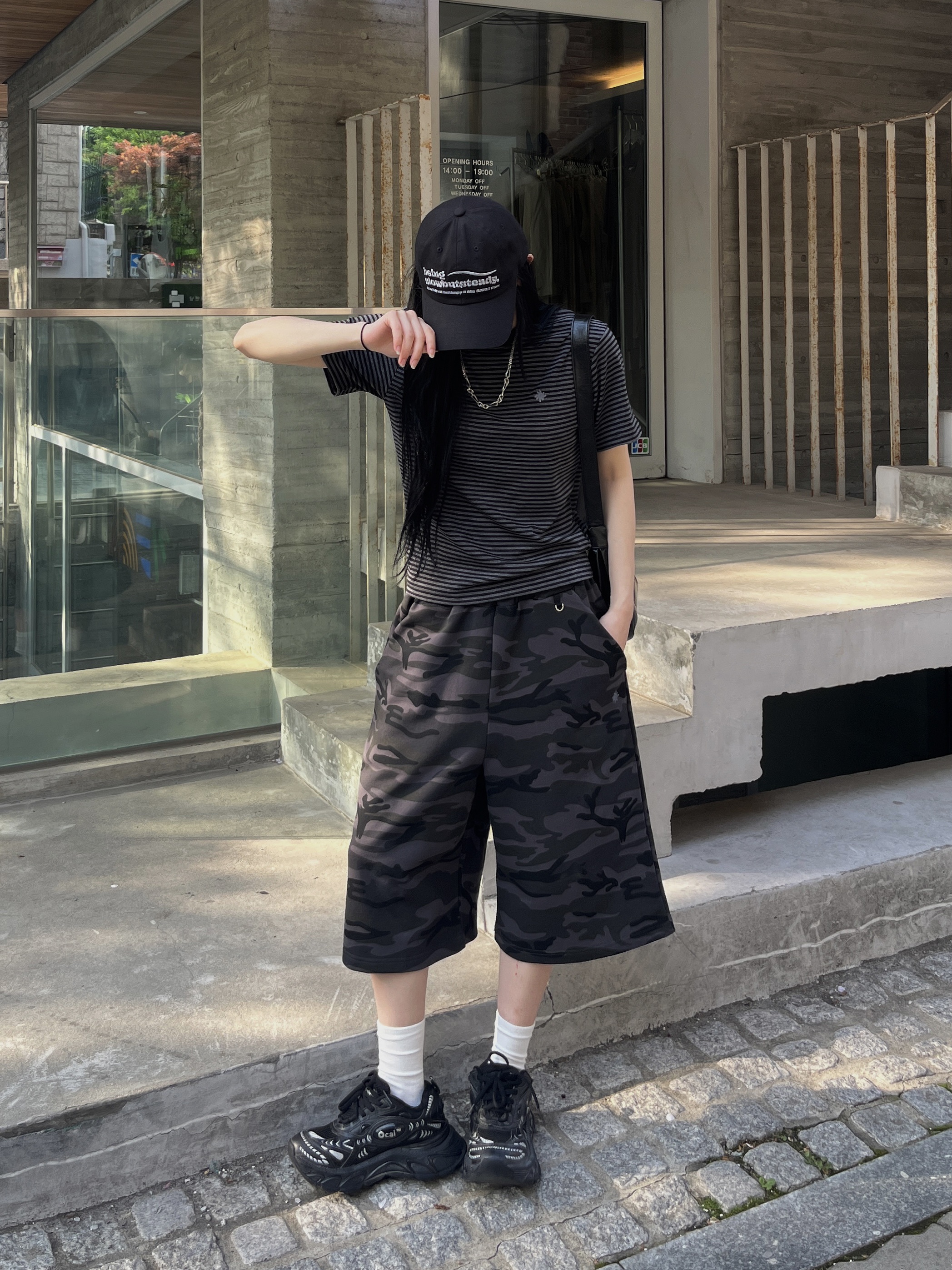 SLOW RECORD HOUSE Stripe Short Sleeve Black 착용 스타일 - 9