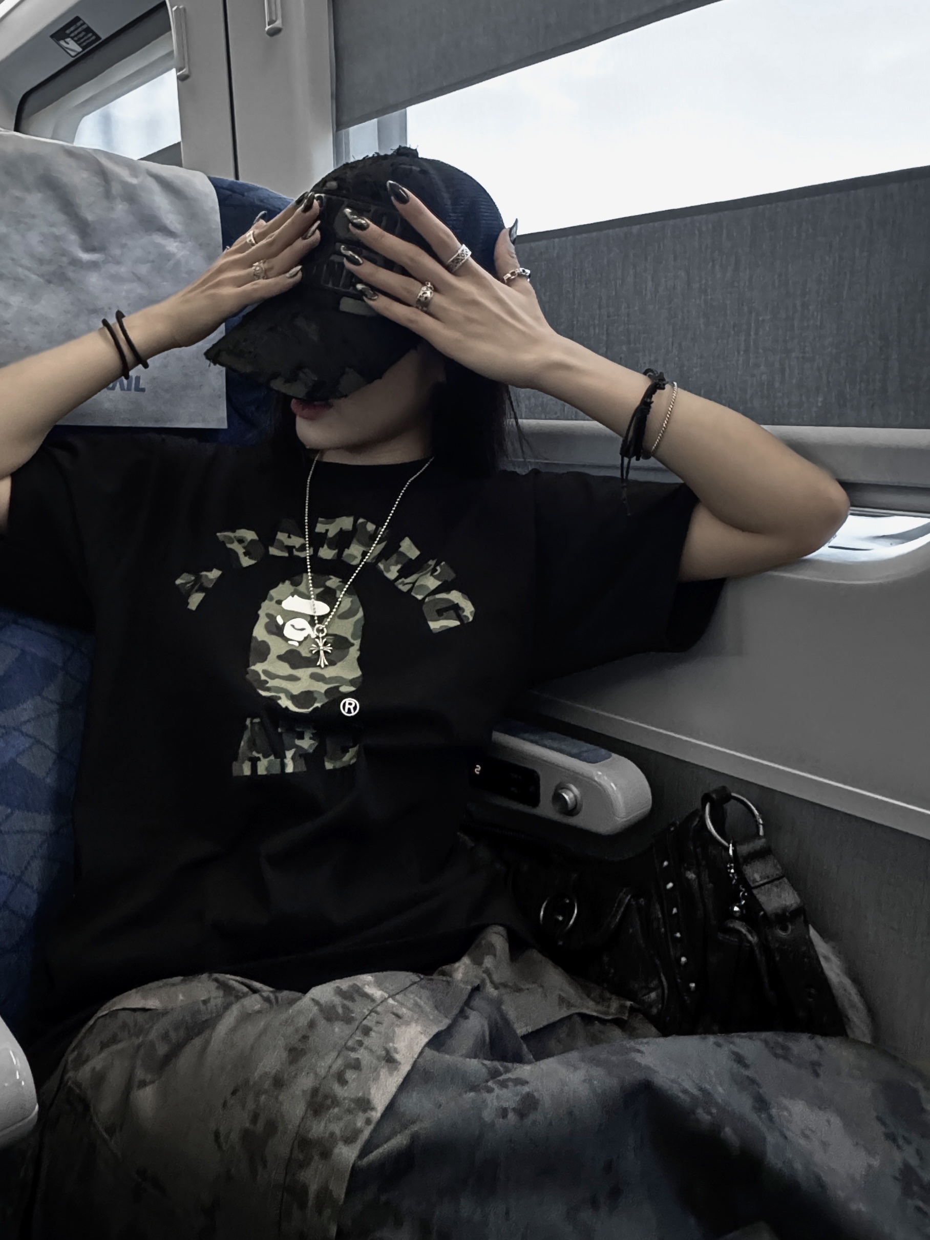 BAPE 1st Camo College T-Shirt Black Green, Gucci Interlocking G Silver Ring Silver Aged Finish 착용 스타일 - 2