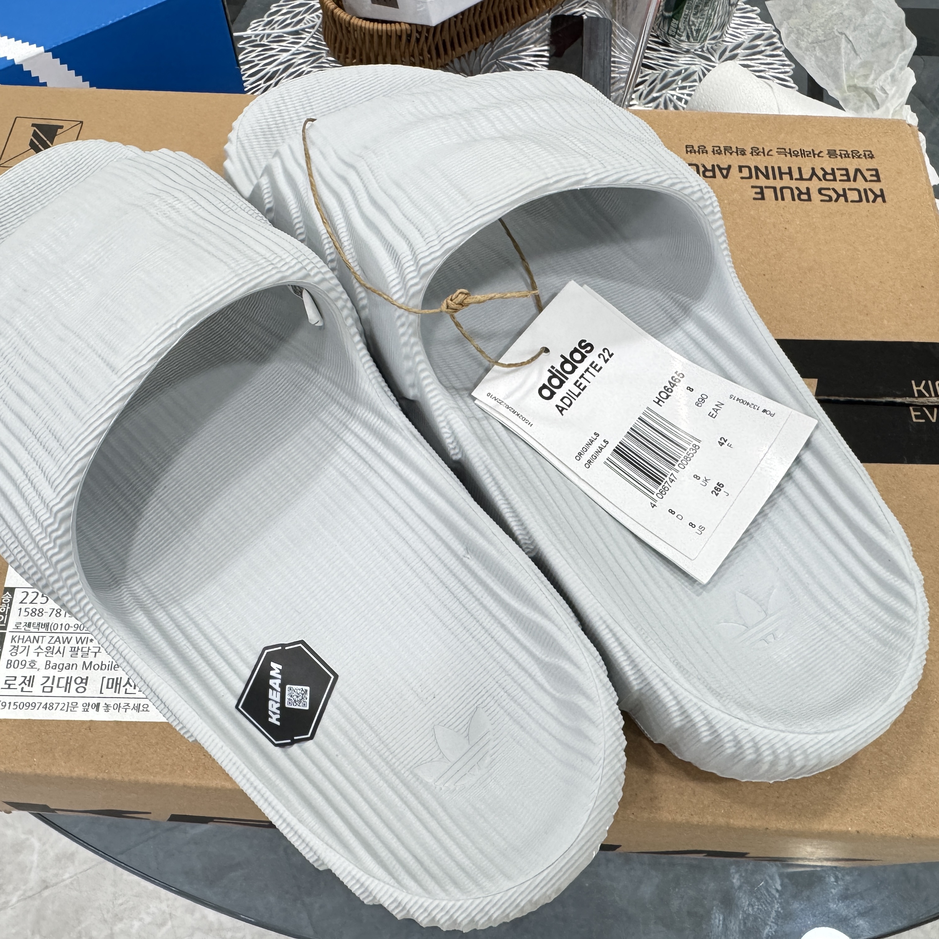 Adidas Adilette 22 Clear Grey 착용 스타일 - 3