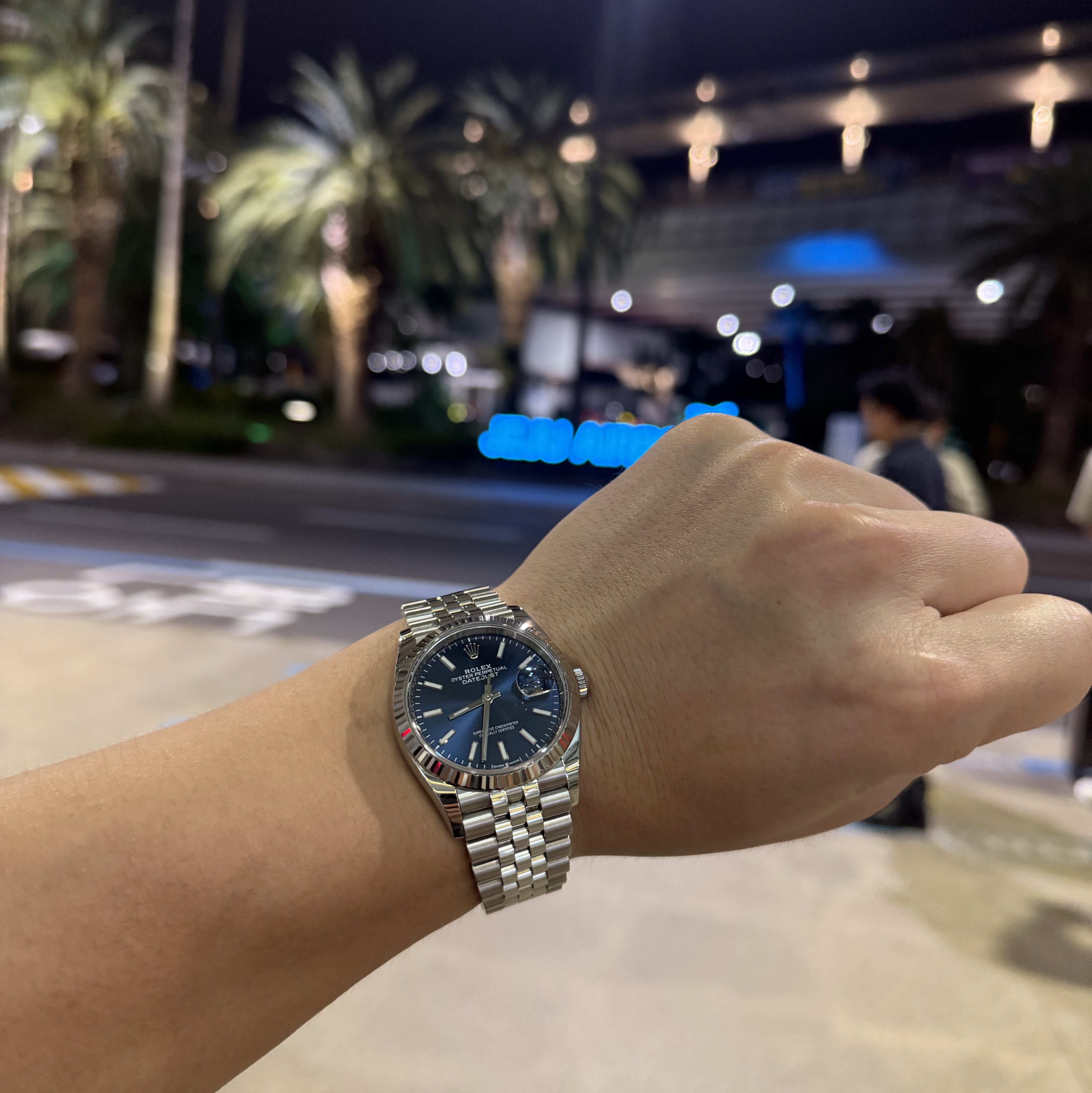 Rolex Datejust 36mm 126234 Bright Blue Jubilee 착용 스타일 - 3