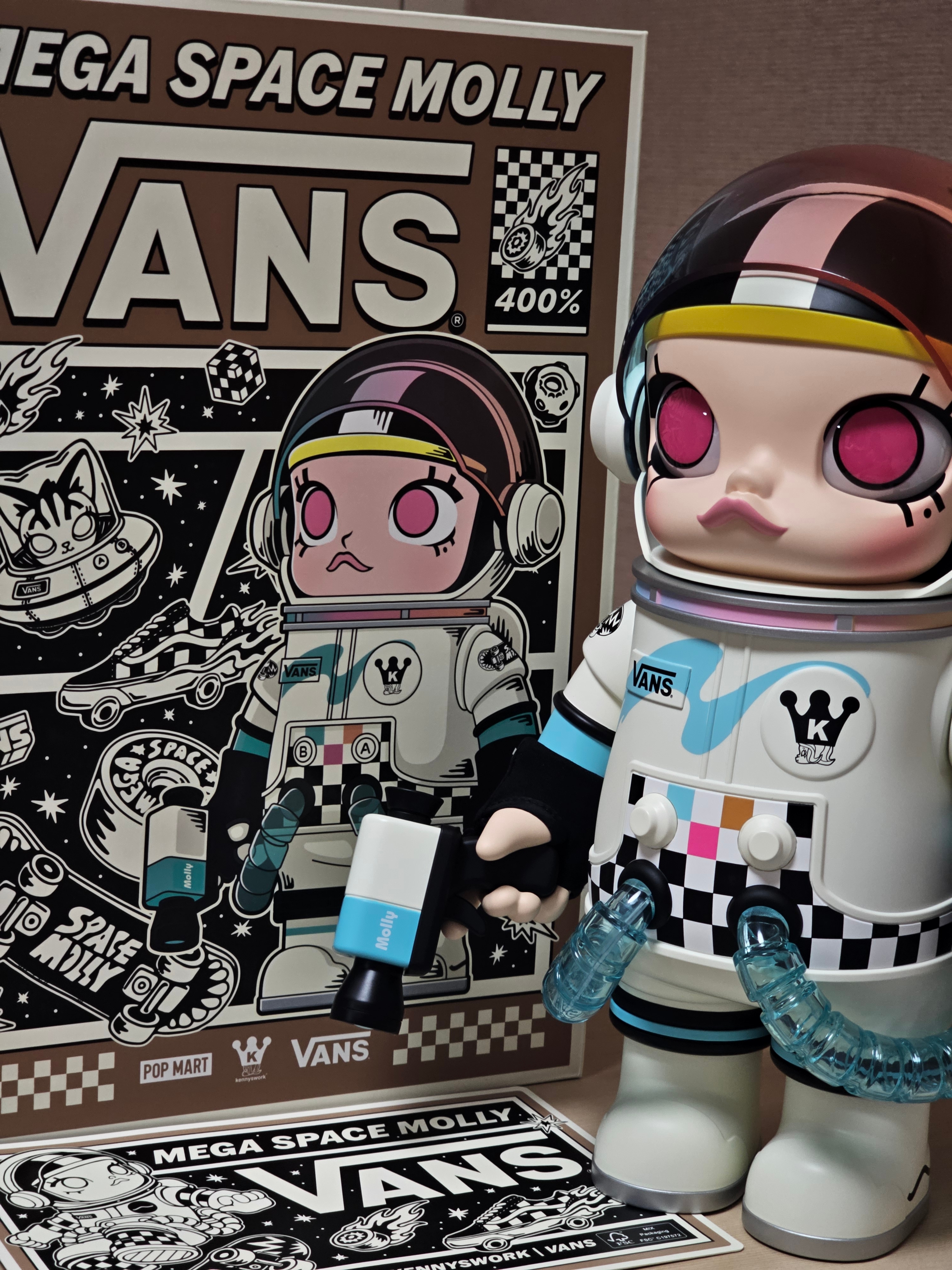 Pop Mart x Vans Mega Space Molly 400% 착용 스타일 - 2