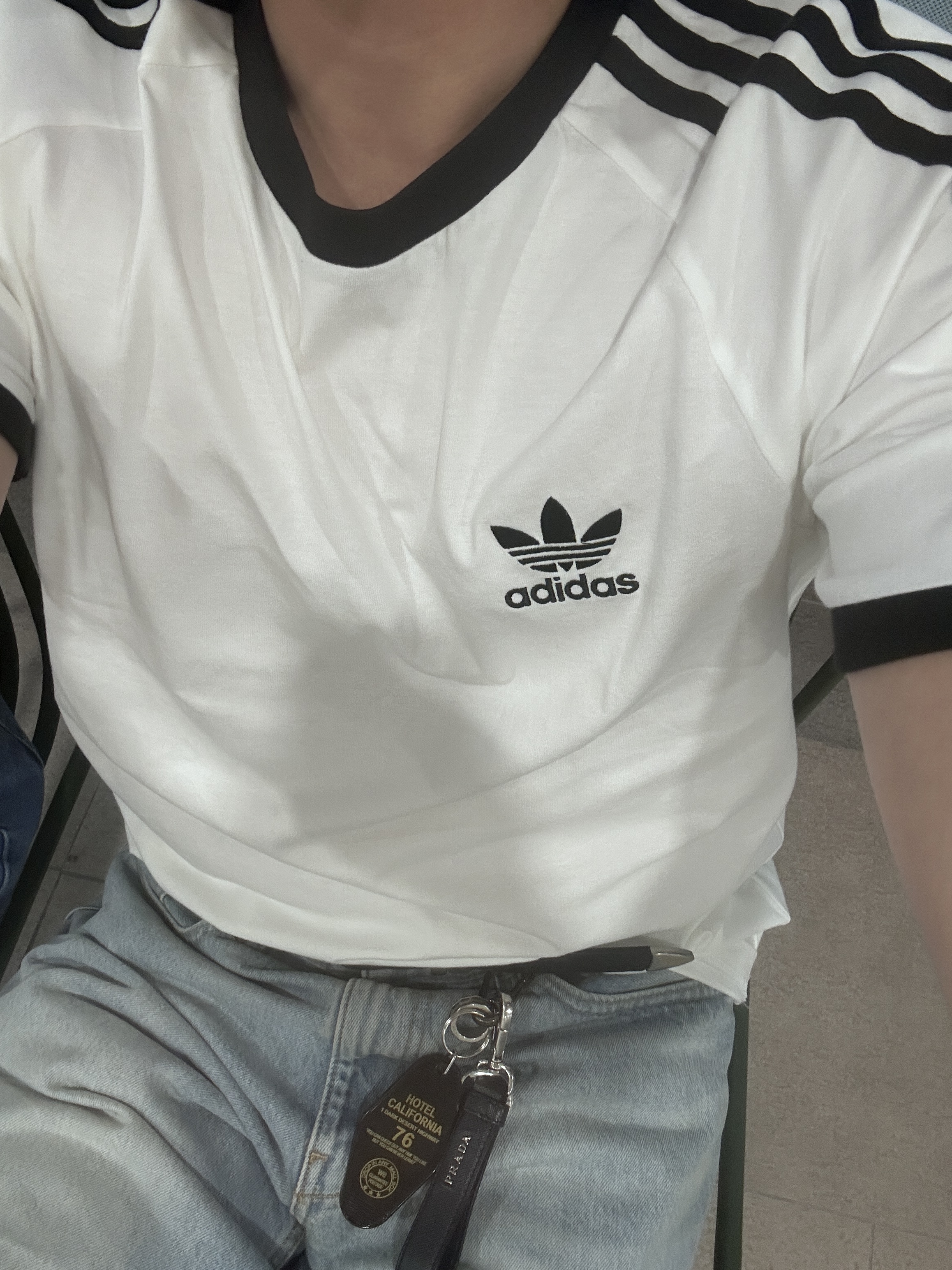 Adidas Adicolor Classics 3-Stripes T-Shirt White - KR Sizing, Zara Baggy Fit Bermuda Denim Blue 착용 스타일 - 5