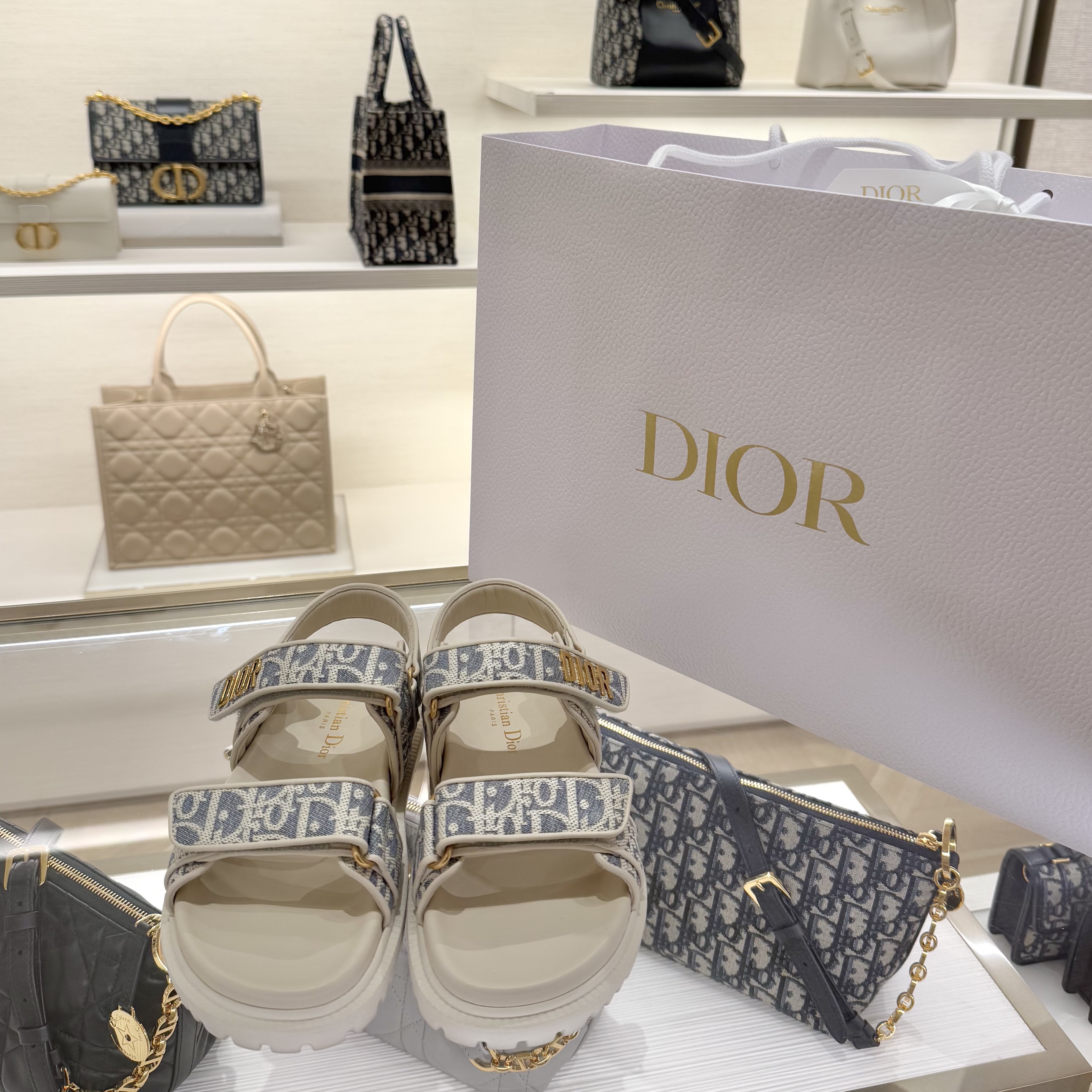 (W) Dior Dioract Sandal Jacquard with Dior Oblique Chambray Blue Ecru 착용 스타일 - 1