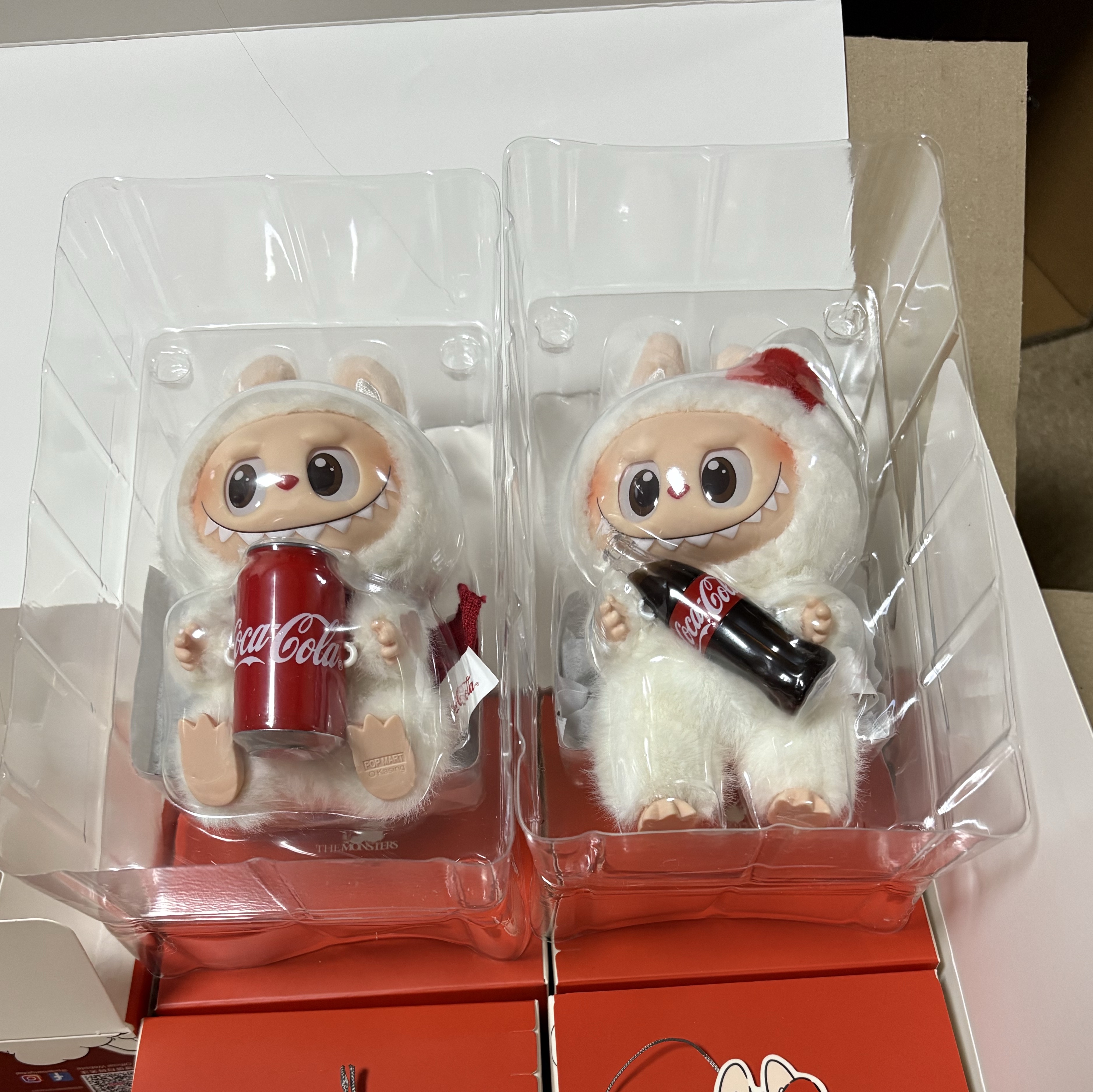 Pop Mart Labubu Coca Cola Series Keyring Sealed Case (6 Blind Boxes), Pop Mart Labubu Coca Cola Series Surprise Shake Keyring (Opened Case) 착용 스타일 - 1