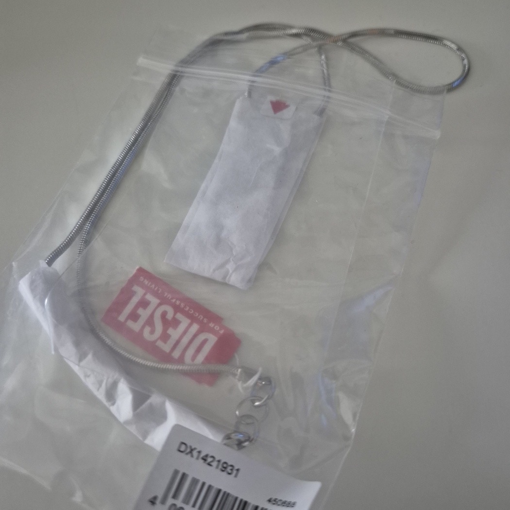 Diesel Dx1421 Two-Tone Stainless Steel Pendant Necklace Silver 착용 스타일