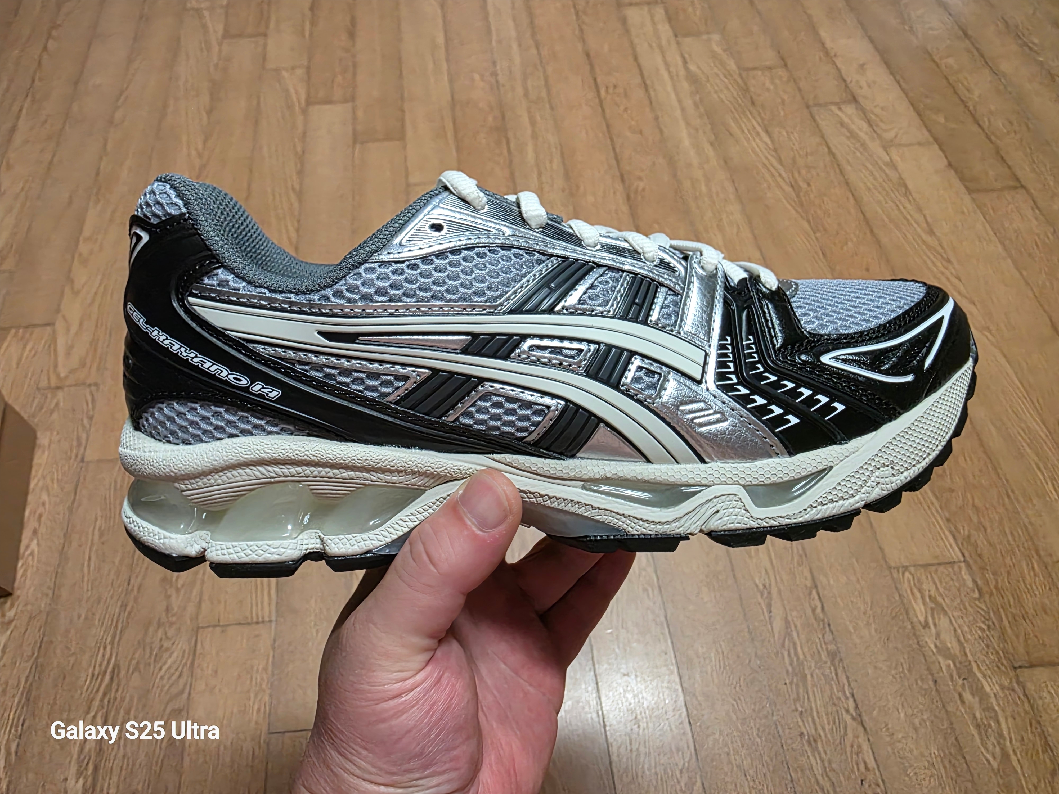 Asics Gel-Kayano 14 Black Glacier Grey 착용 스타일 - 2