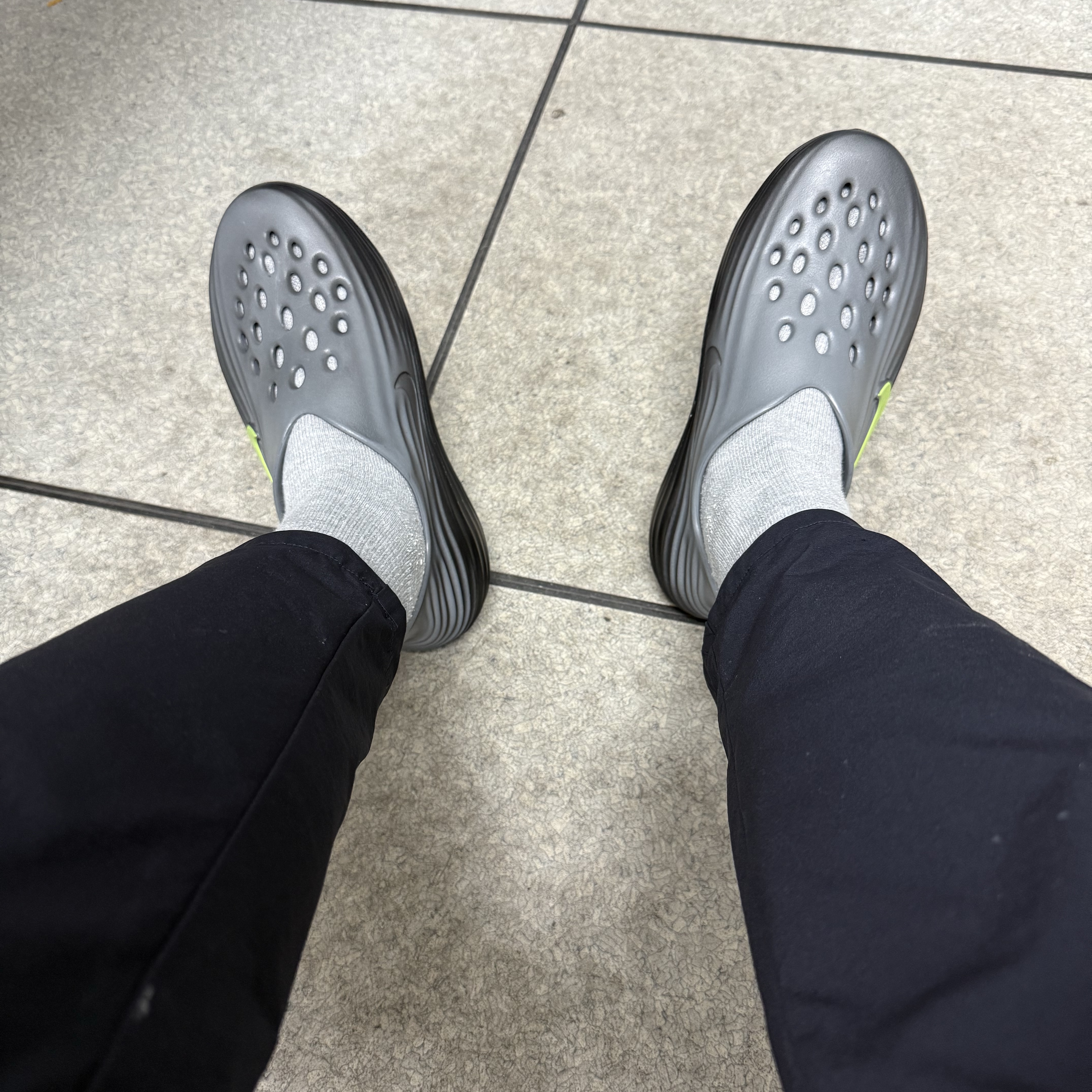 Nike ReactX Rejuven8 Black Cool Grey 착용 스타일 - 1