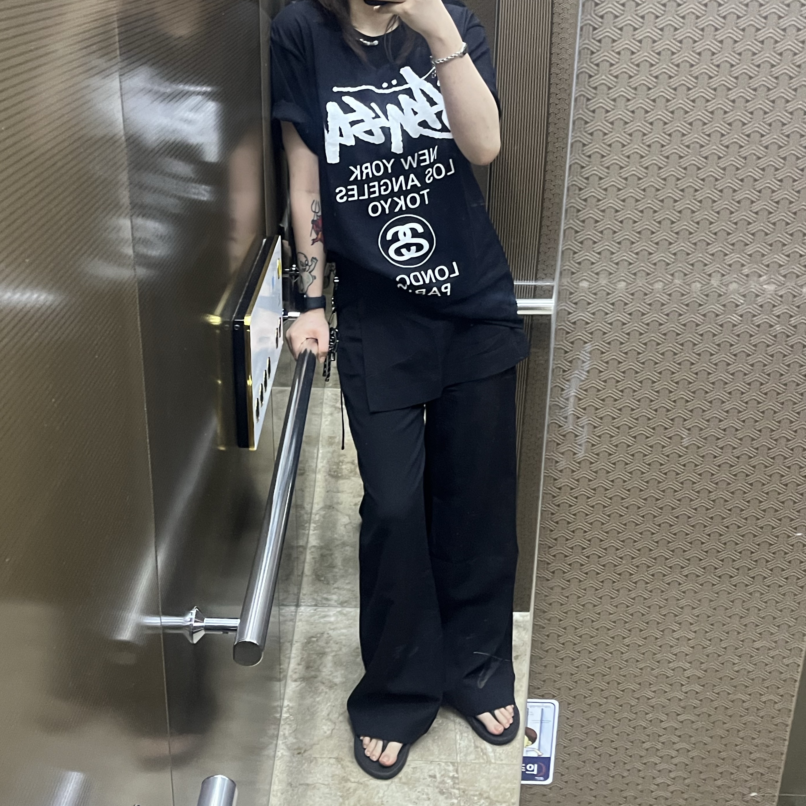Oofos OOriginal Black, Stussy World Tour T-Shirt Black 2024,2025 착용 스타일