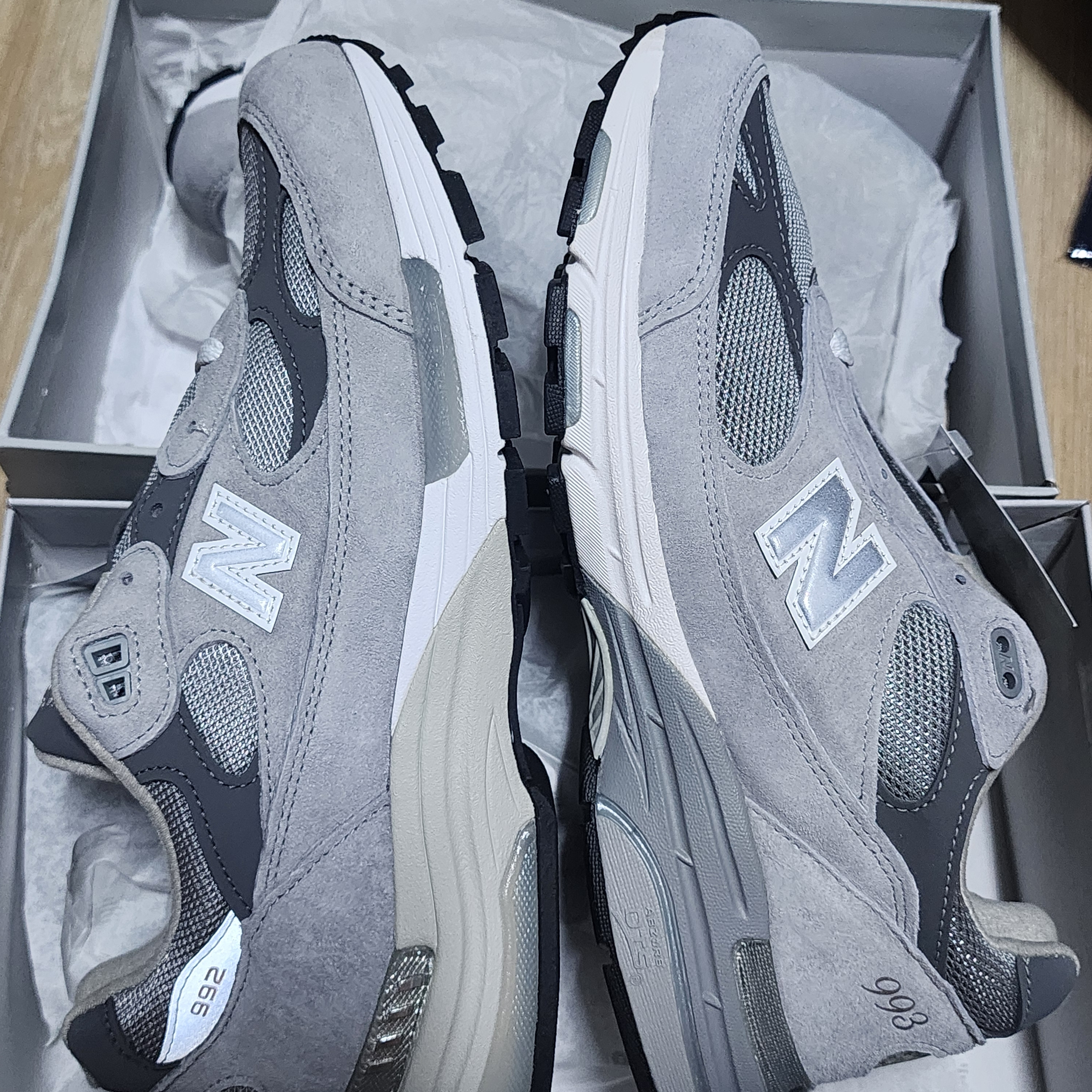 New Balance 993 Made in USA Grey - D Standard, New Balance 992 Made in USA Core Grey Silver Metallic 착용 스타일 - 5