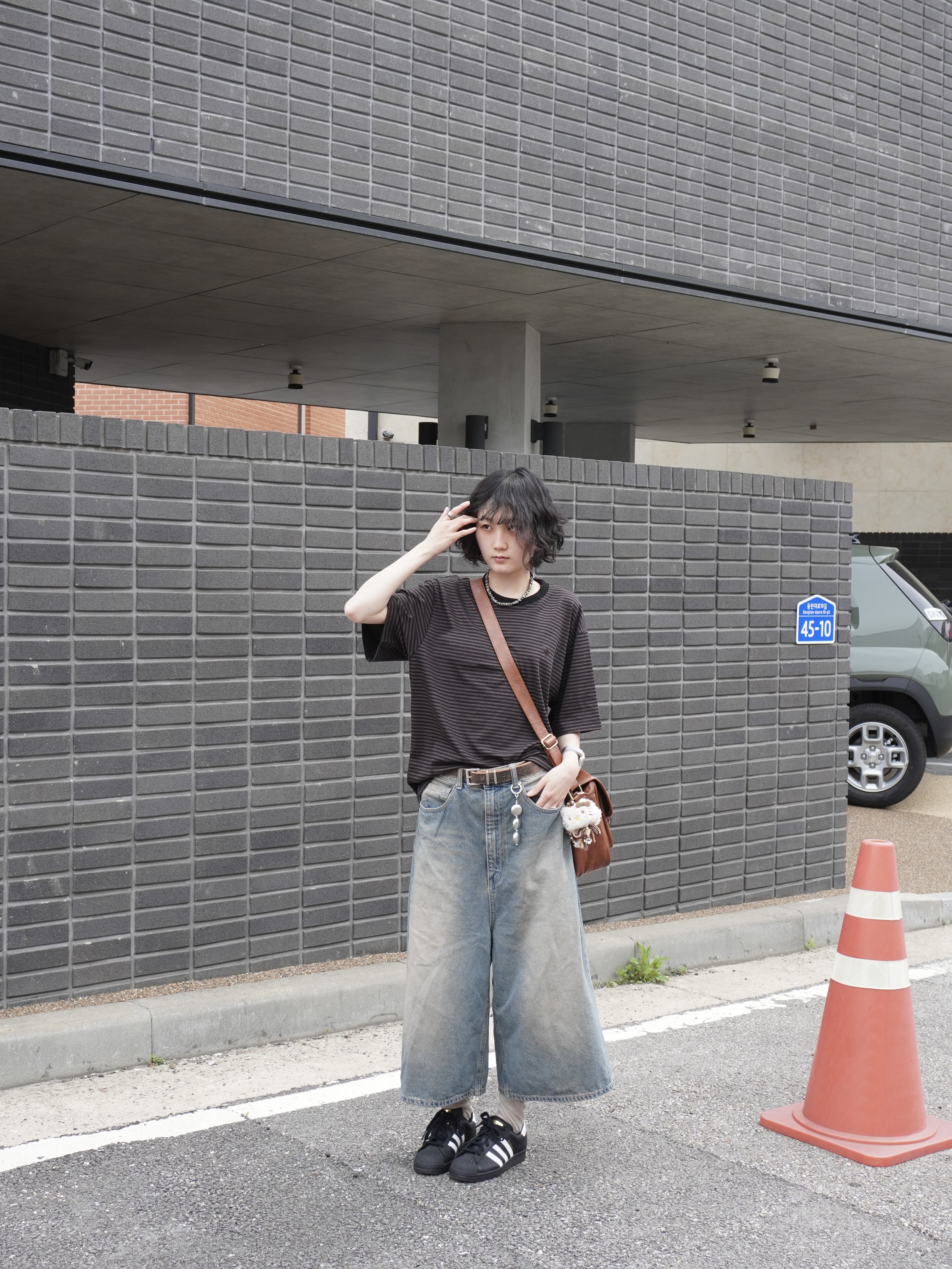 SLOW RECORD HOUSE Stripe Short Sleeve Brown 착용 스타일 - 1