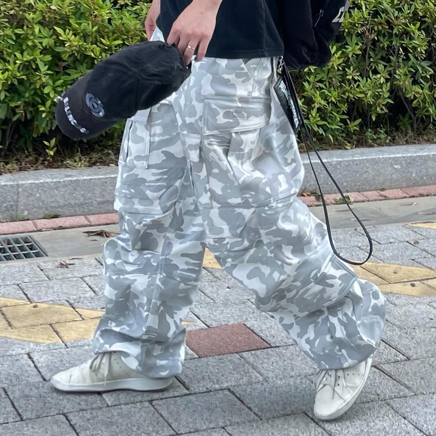 Converse x Drkshdw Oversized Backpack Black, Farfromwhat Far Camo Cargo Pants White 착용 스타일 - 3
