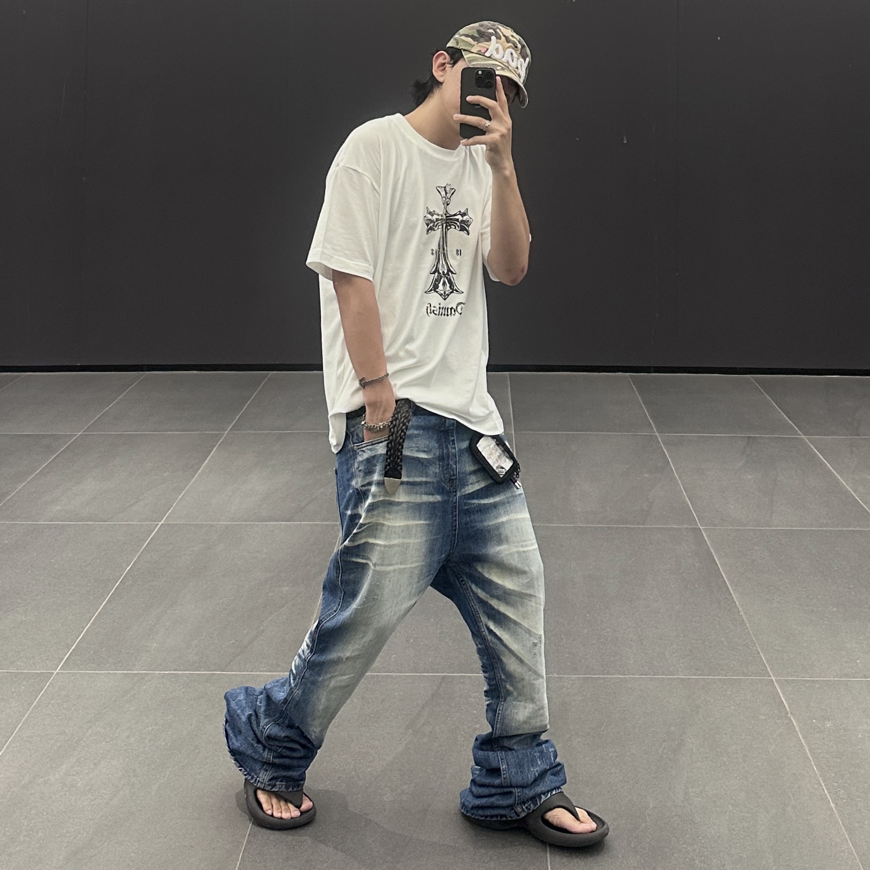 Diesel Sa-Maui X Rubber Mule Flip-Flop Black 착용 스타일 - 3