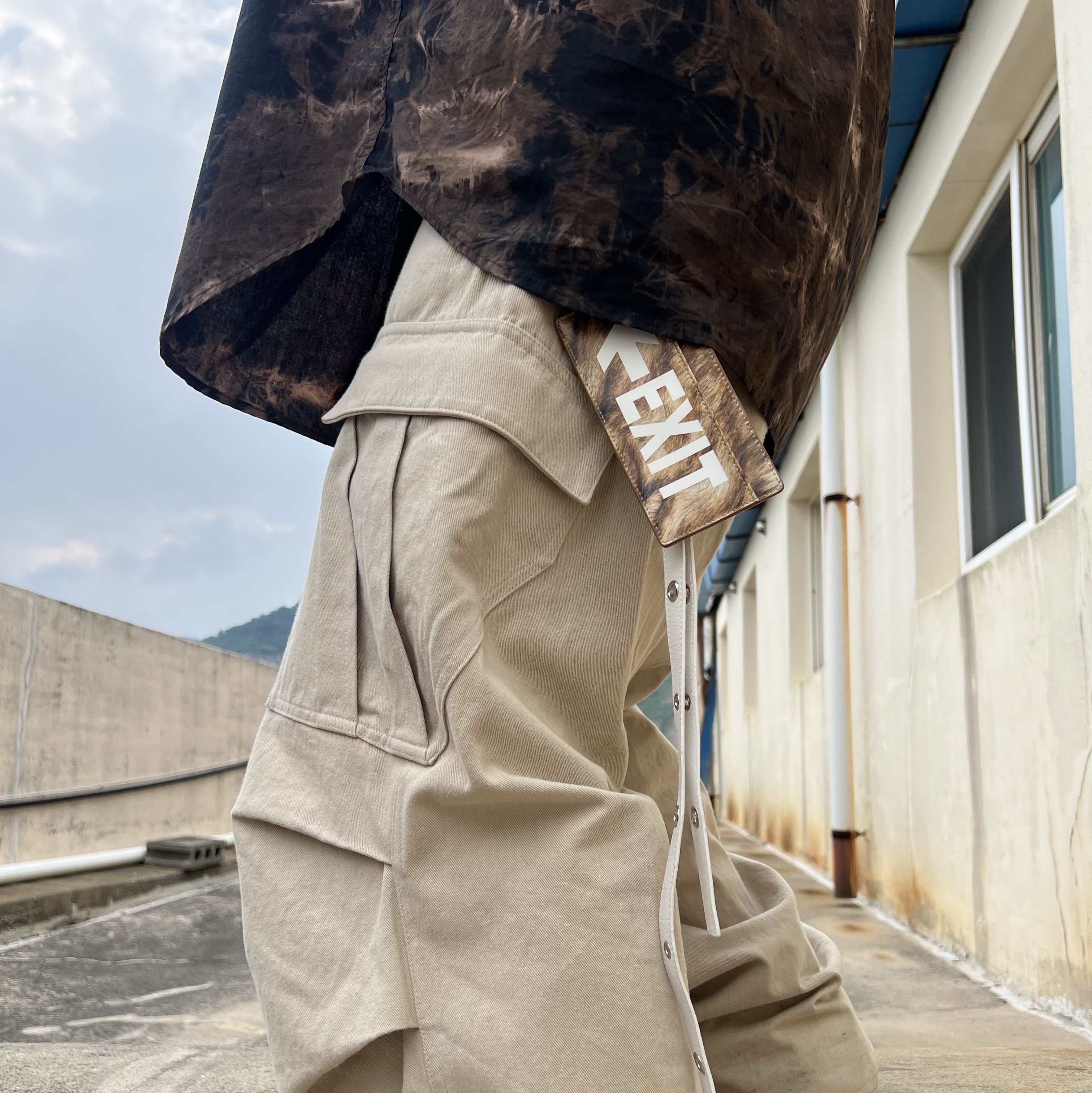 Nonnod Side Zip Cargo Pants Beige, Nike x Sacai Magmascape SP Pecan 착용 스타일 - 4