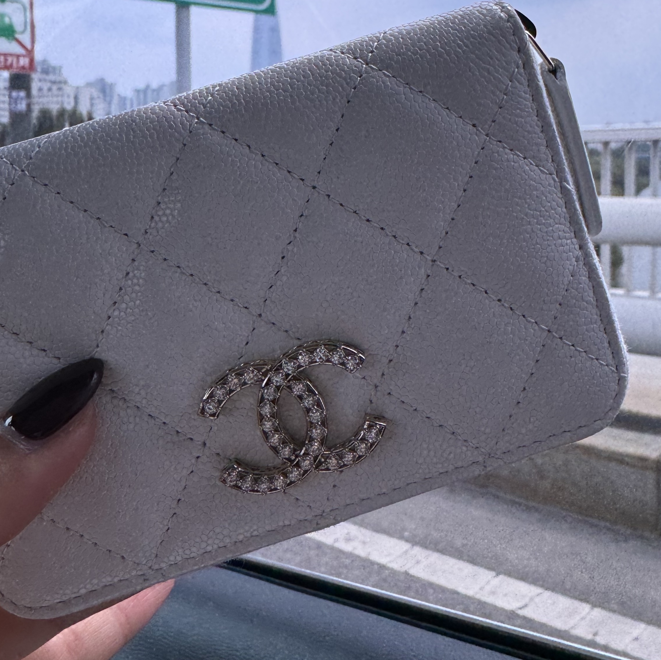 Chanel Zipped Coin Purse Shiny Grained Calfskin Strass Gold & White 착용 스타일 - 2