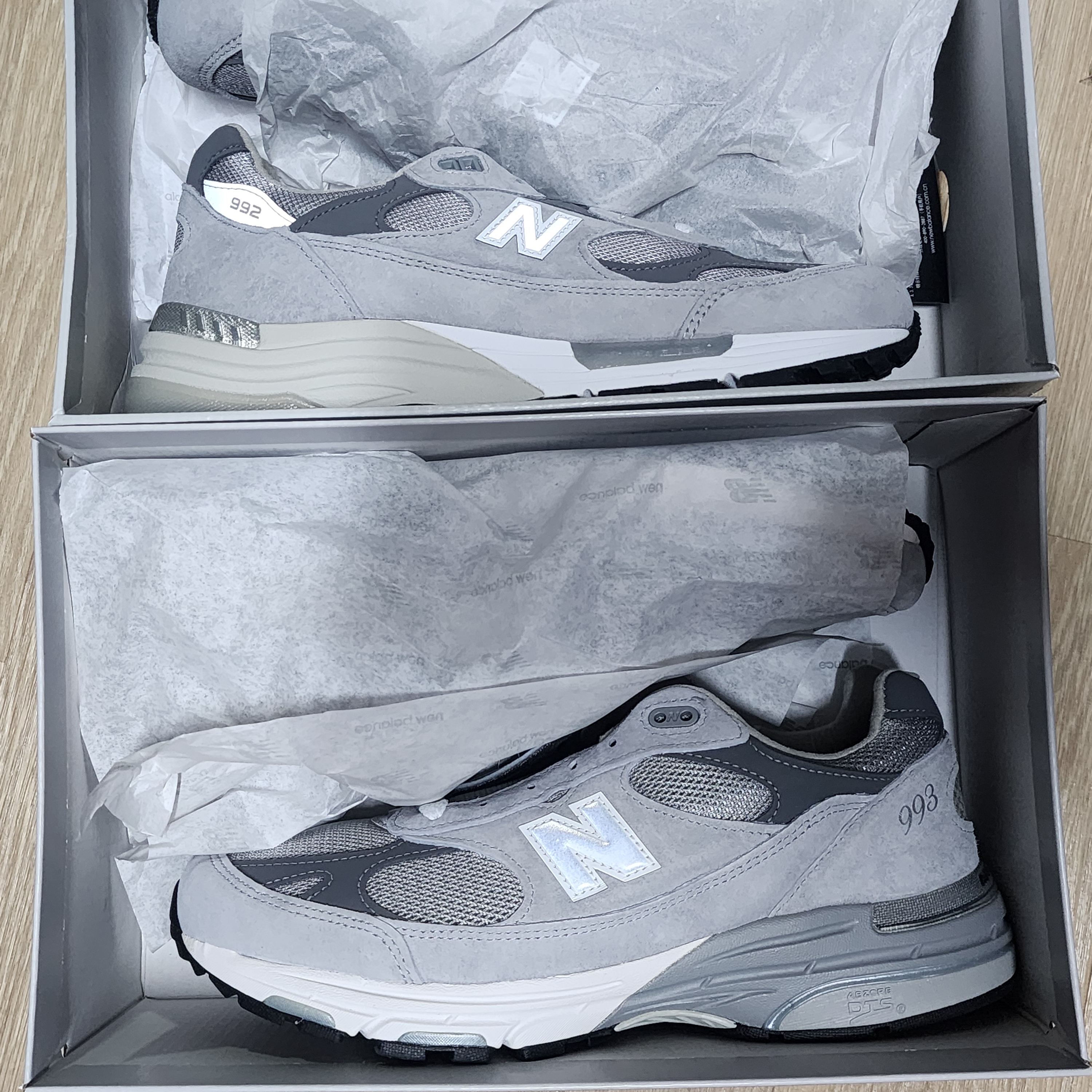 New Balance 993 Made in USA Grey - D Standard, New Balance 992 Made in USA Core Grey Silver Metallic 착용 스타일 - 4